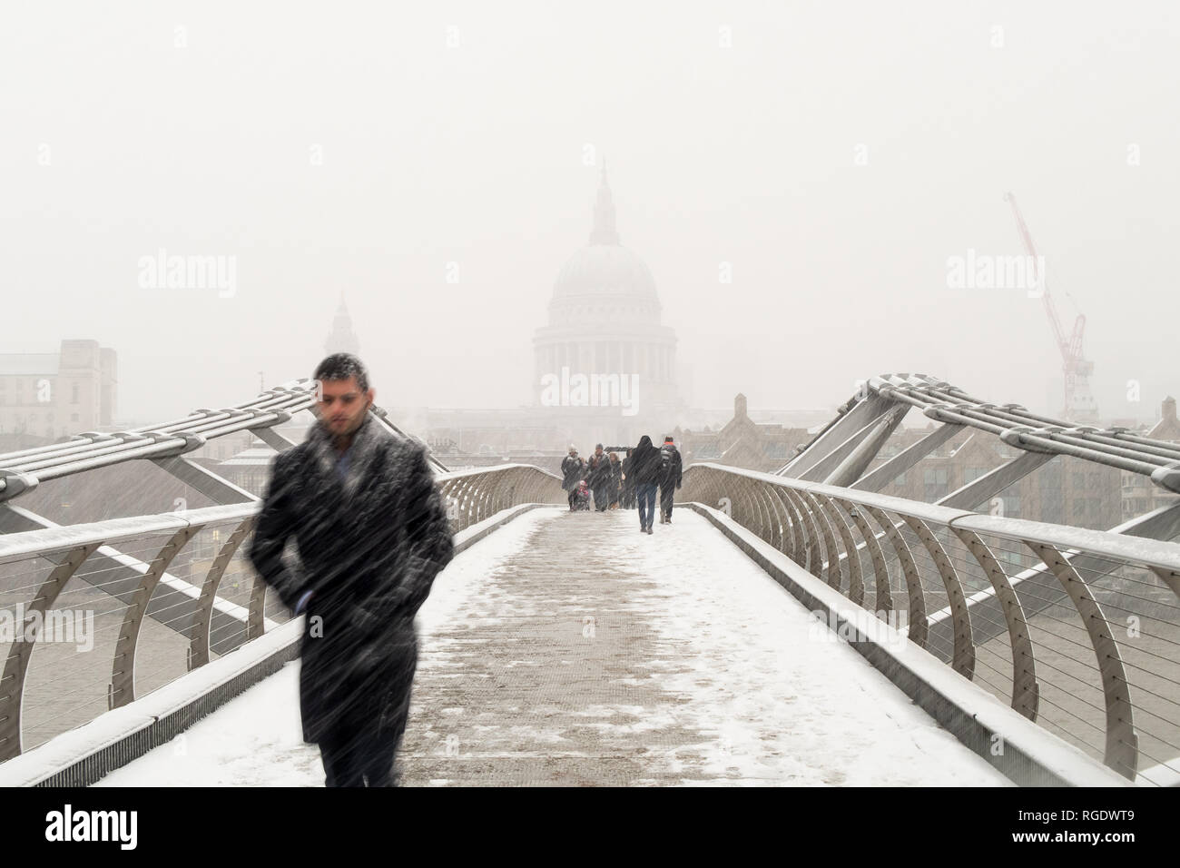 London, Großbritannien - 1. März 2018: St. Paul's & The Millennium Bridge von der Brücke aus gesehen inmitten eines Schneesturms während eines plötzlichen kalten Schnapps. Stockfoto