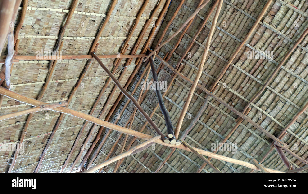Ein Dach aus natürlichen Materialien wie Holz und Bambus. Stockfoto