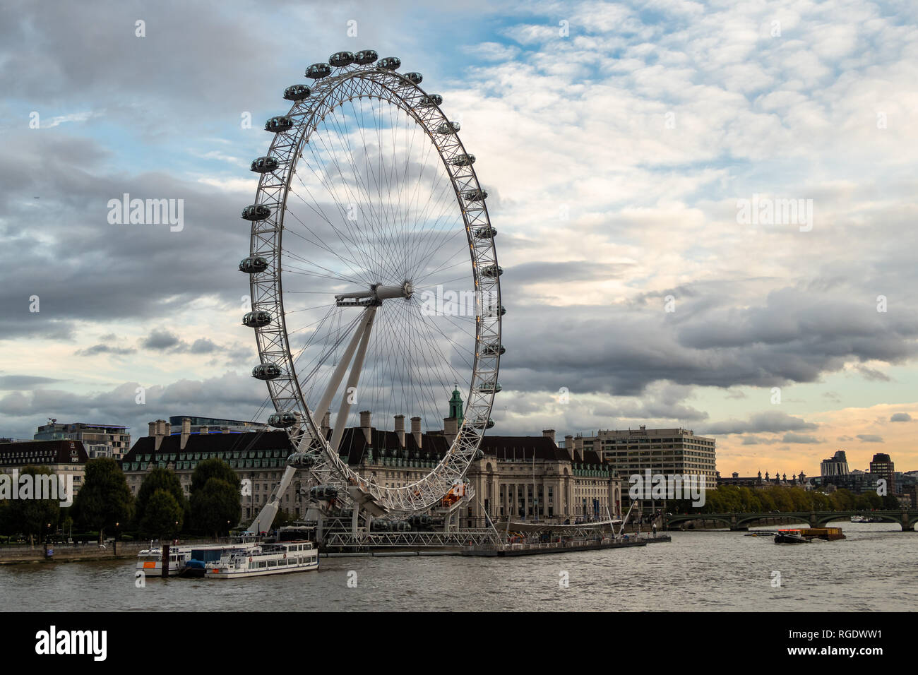 London, UK, 2. Oktober 2018: Coca-cola London Eye von der Hungerford Bridge. Stockfoto