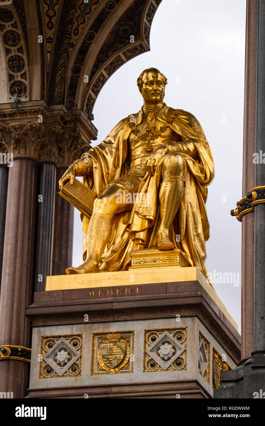 Goldene Statue der Ehemann von Queen Victoria, Prinz Albert. Teil der Albert Memorial von Victoria gebaut zum Gedenken an ihren verstorbenen Gatten. In K entfernt Stockfoto