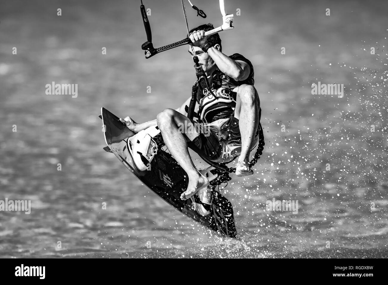 Kitesurfer an der Sunshine Coast zieht einige akrobatische Bewegungen im türkisblauen Wasser in Queensland, Australien Stockfoto