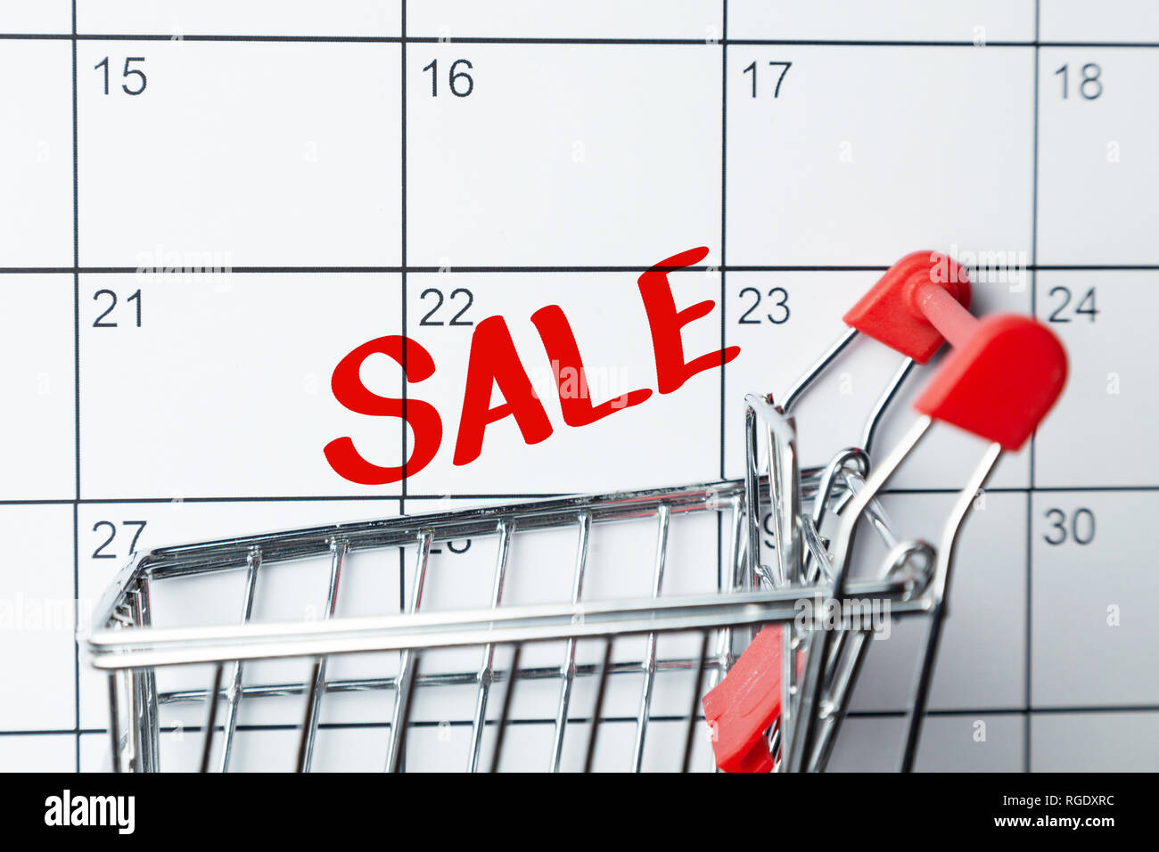 Big Verkauf Tag. Kalender mit roter Aufschrift Verkauf und den Warenkorb. Stockfoto