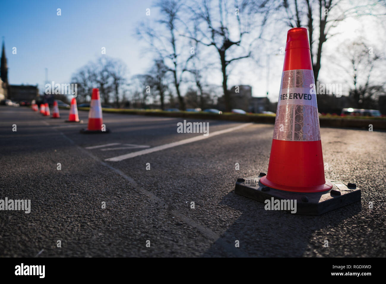 Orange reservierten Parkplatz Leitkegel Stockfoto