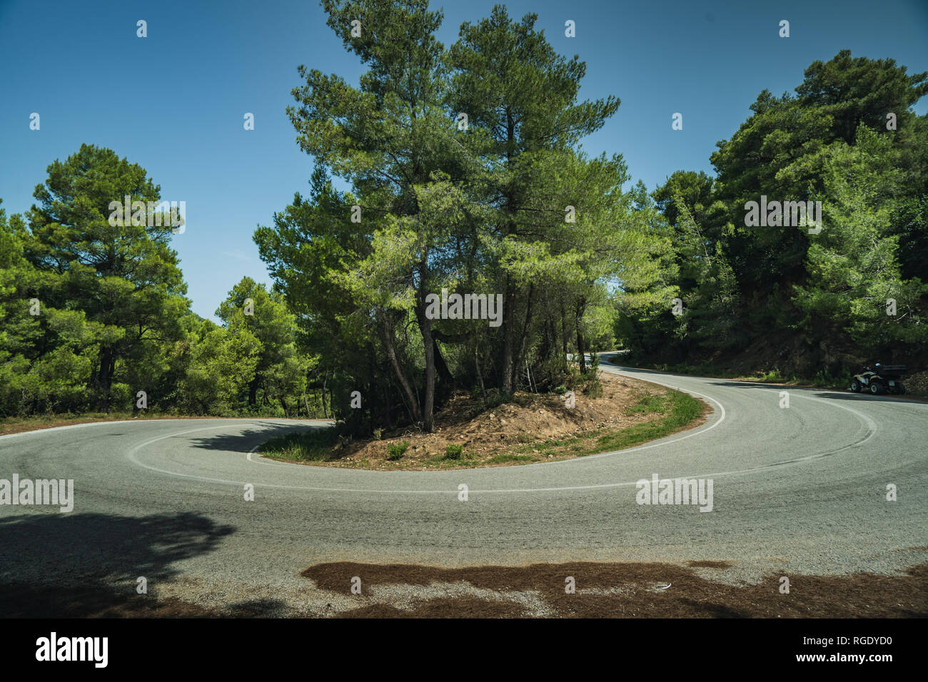 Eine enge Haarnadelkurve auf einer Landstraße Stockfoto