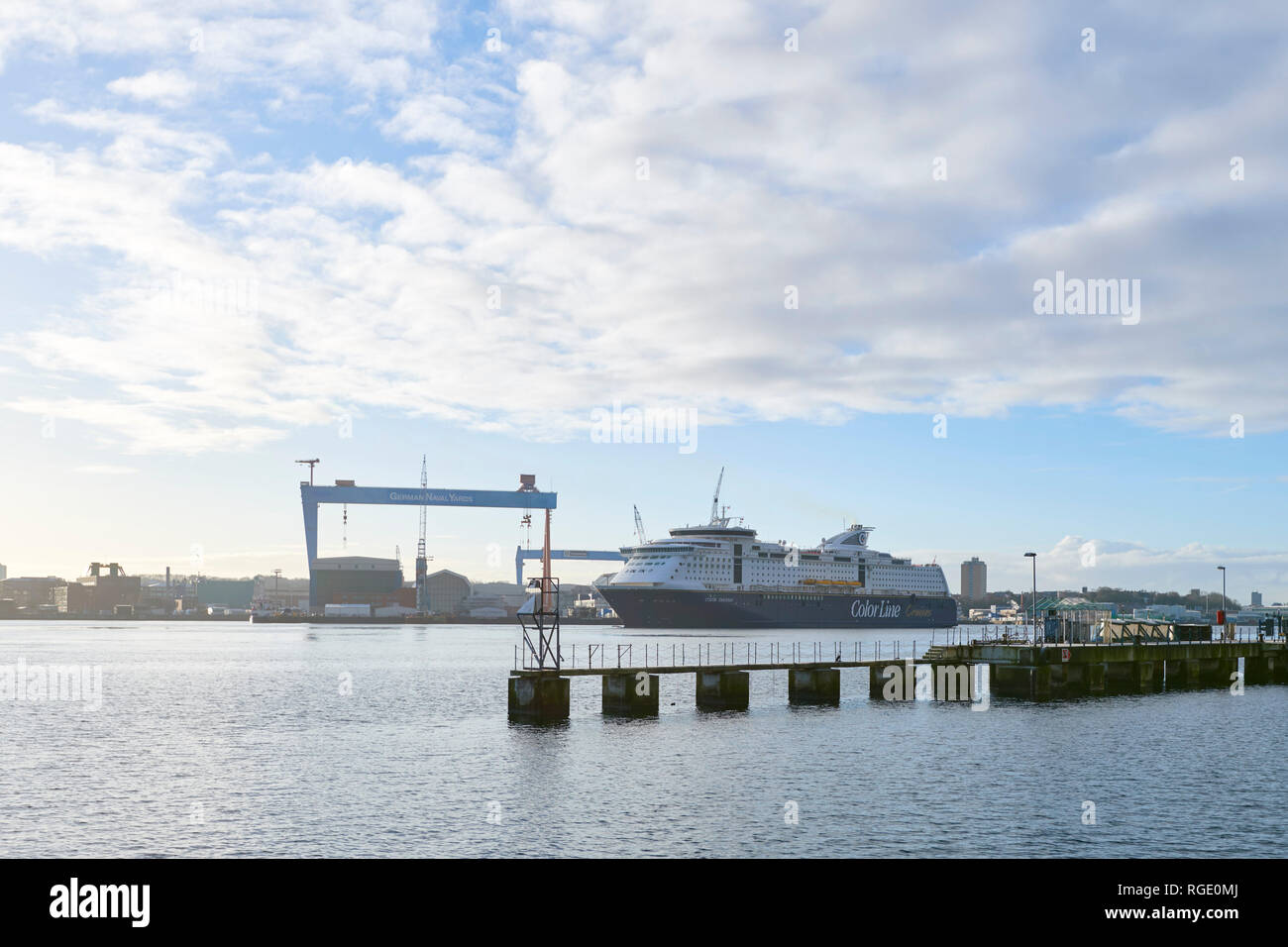 Kiel, Schleswig-Holstein/Deutschland - vom 29. Januar 2019: Kreuzfahrtschiff Color Fantasy ist die Eingabe der Kieler Hafen, grosse Werft Kräne im Hintergrund Stockfoto