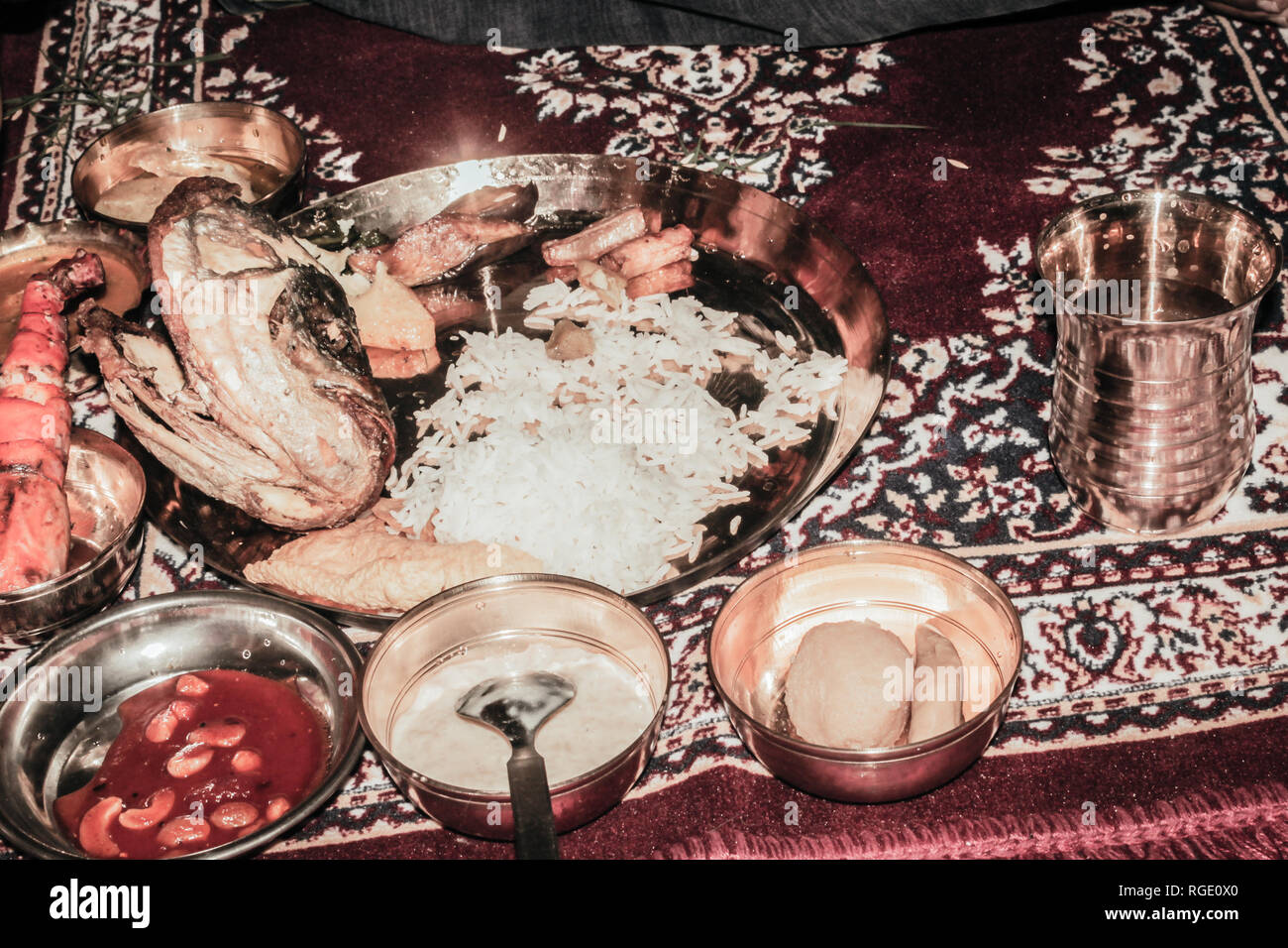 "Annaprashan Rituale oder Mukhe bhaat" eine traditionelle erste feste Nahrung thali Gericht, zum ersten Mal ein Baby ersten Bissen der Erfahrung wird durchgeführt Stockfoto