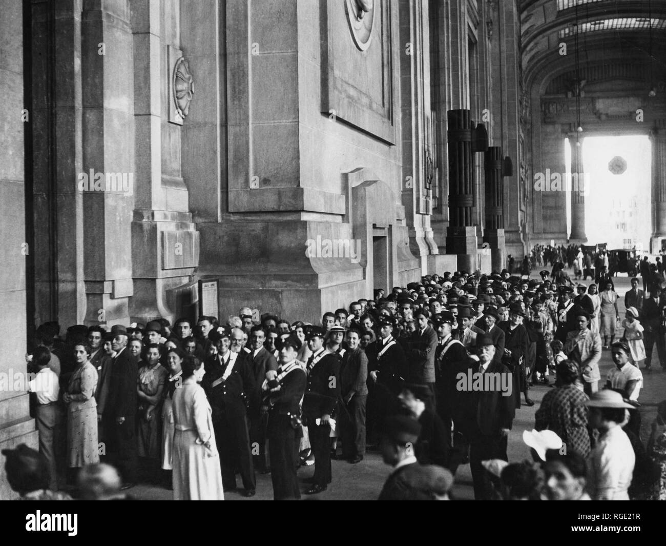 Menge wartet am Mailänder Hauptbahnhof, 1930 Stockfoto