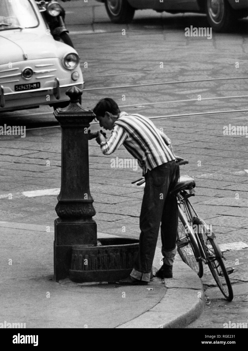 Mailand, junge Stillt seinen Durst am Brunnen, 1963 Stockfoto