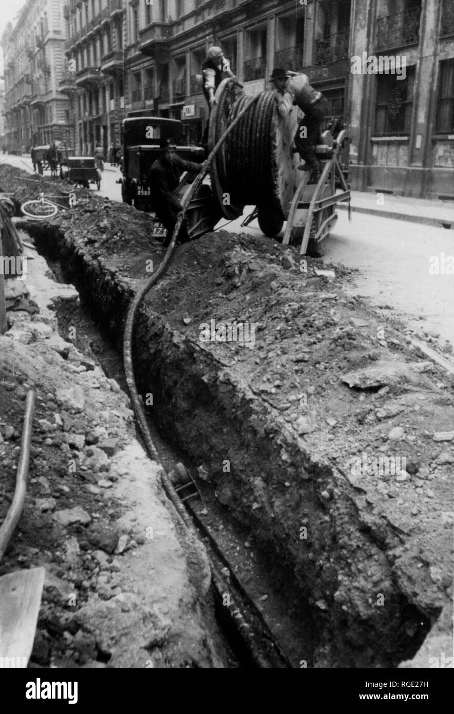 Italien, Mailand, Installation von Rohrleitungen für Pflanzen, 1920-30 Stockfoto