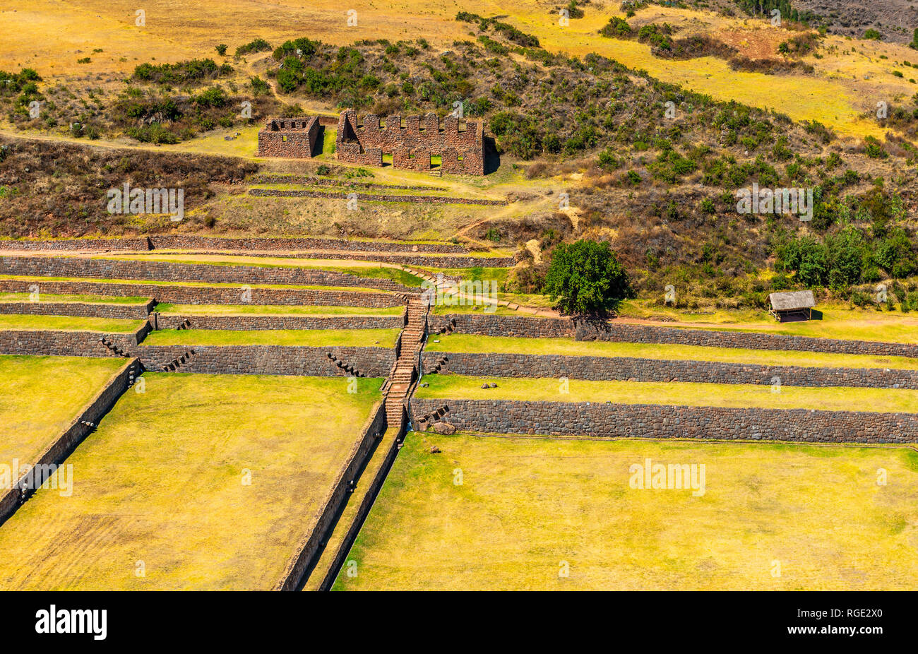 Die Inka Ruine und archäologische Stätte von Tipon mit seinen herrlichen landwirtschaftlichen Terrassen im Heiligen Tal der Inka in der Nähe von Cusco, Peru. Stockfoto Die Inka Ruine und archäologische Stätte von Tipon mit seinen herrlichen landwirtschaftlichen Terrassen im Heiligen Tal der Inka in der Nähe von Cusco, Peru. Stockfoto