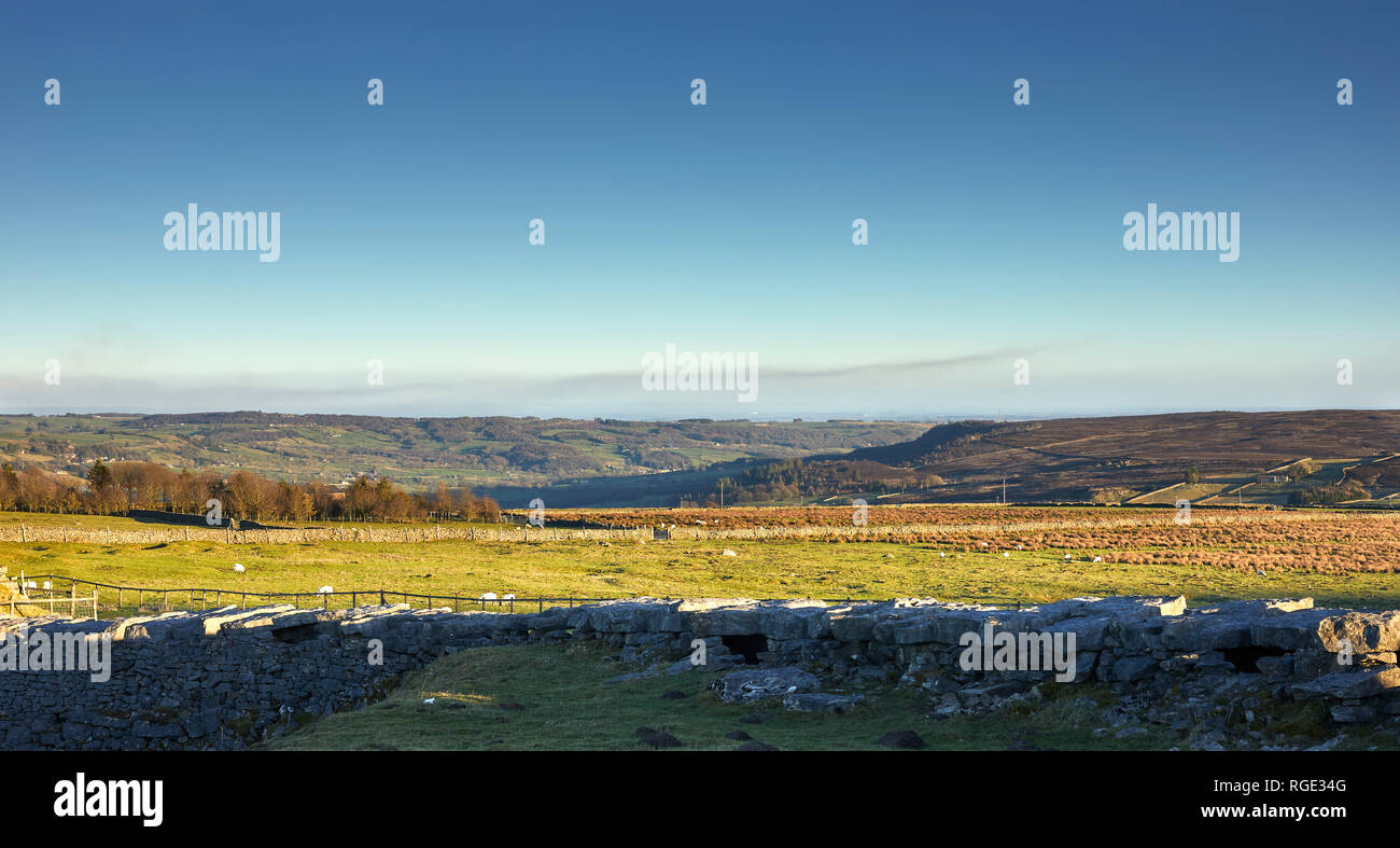 Kalte Steine schneiden, GREENHOW, Harrogate, N YORKS, Großbritannien. 28. Jan 2019. Heather brennenden Rauch hängt in der Luft. South East in Nidderdale nach Harrogate Stockfoto