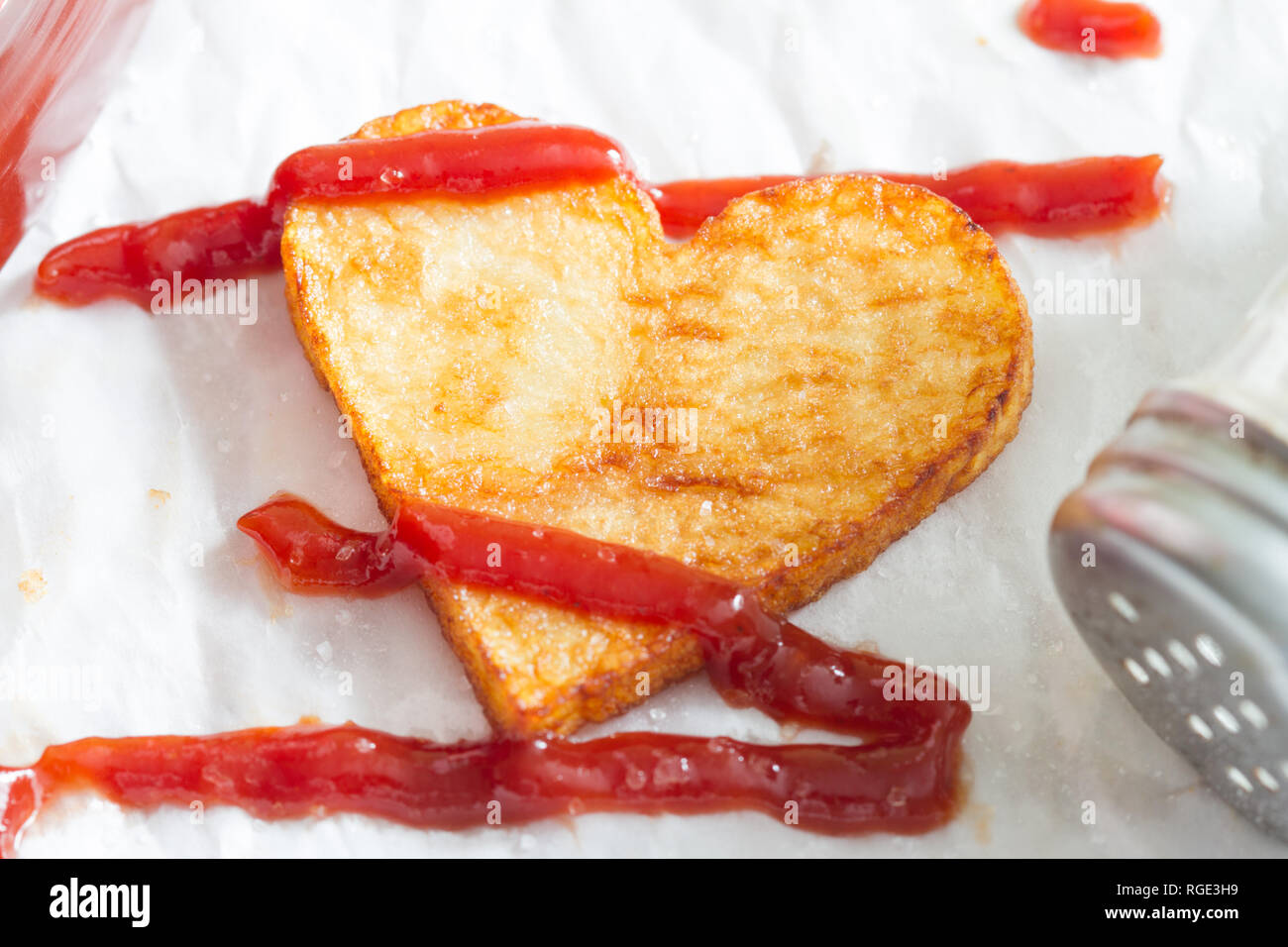 Vorbereitung einer Nahrung für Valentinstag abstrakte Liebe Konzept Hexe Pommes Chips Herzform Stockfoto