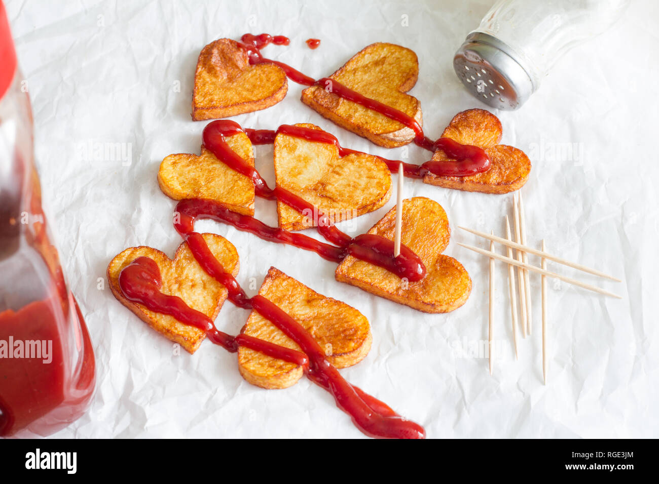 Vorbereitung einer Nahrung für Valentinstag abstrakte Liebe Konzept Hexe Pommes Chips Herzform Stockfoto
