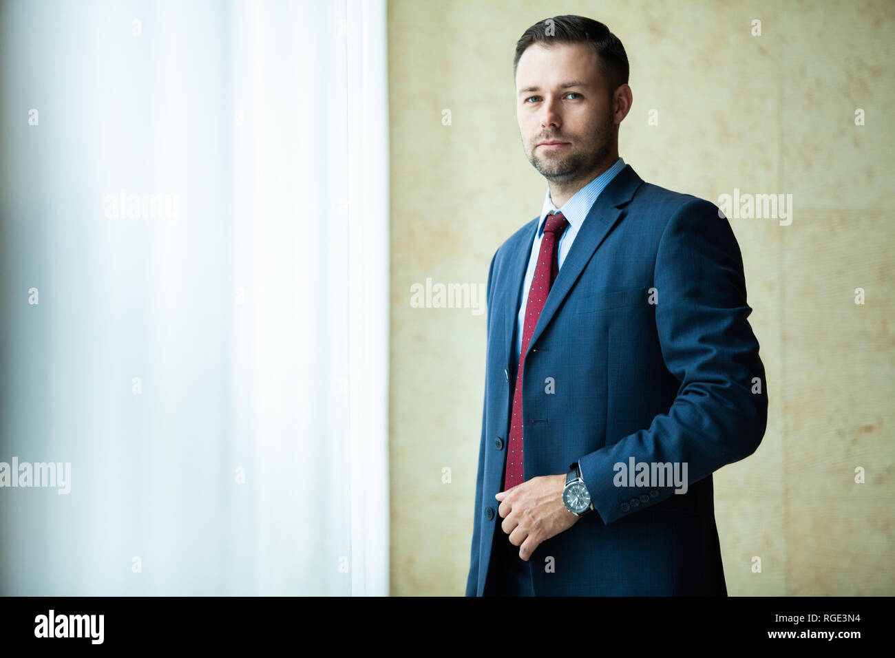 Unternehmer portrait. Gerne zuversichtlich junge Unternehmer Stehen mit verschränkten Armen, lächelnd, bei Camera suchen Stockfoto