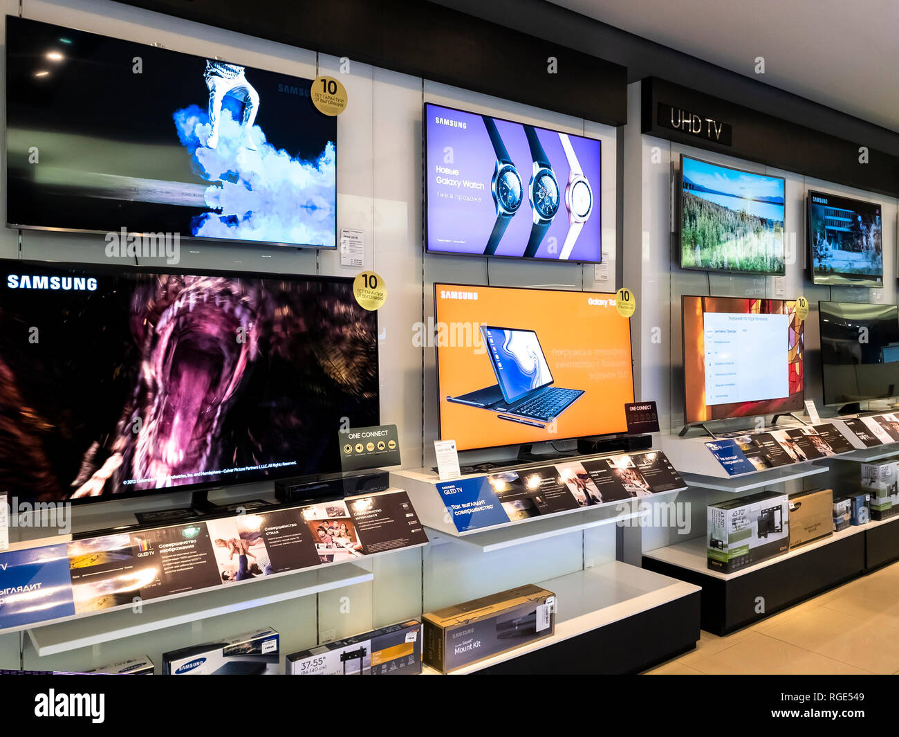 Moskau, Russland - Januar 27.2019. Moderne Fernsehgeräte in der Samsung Brand Store Stockfoto