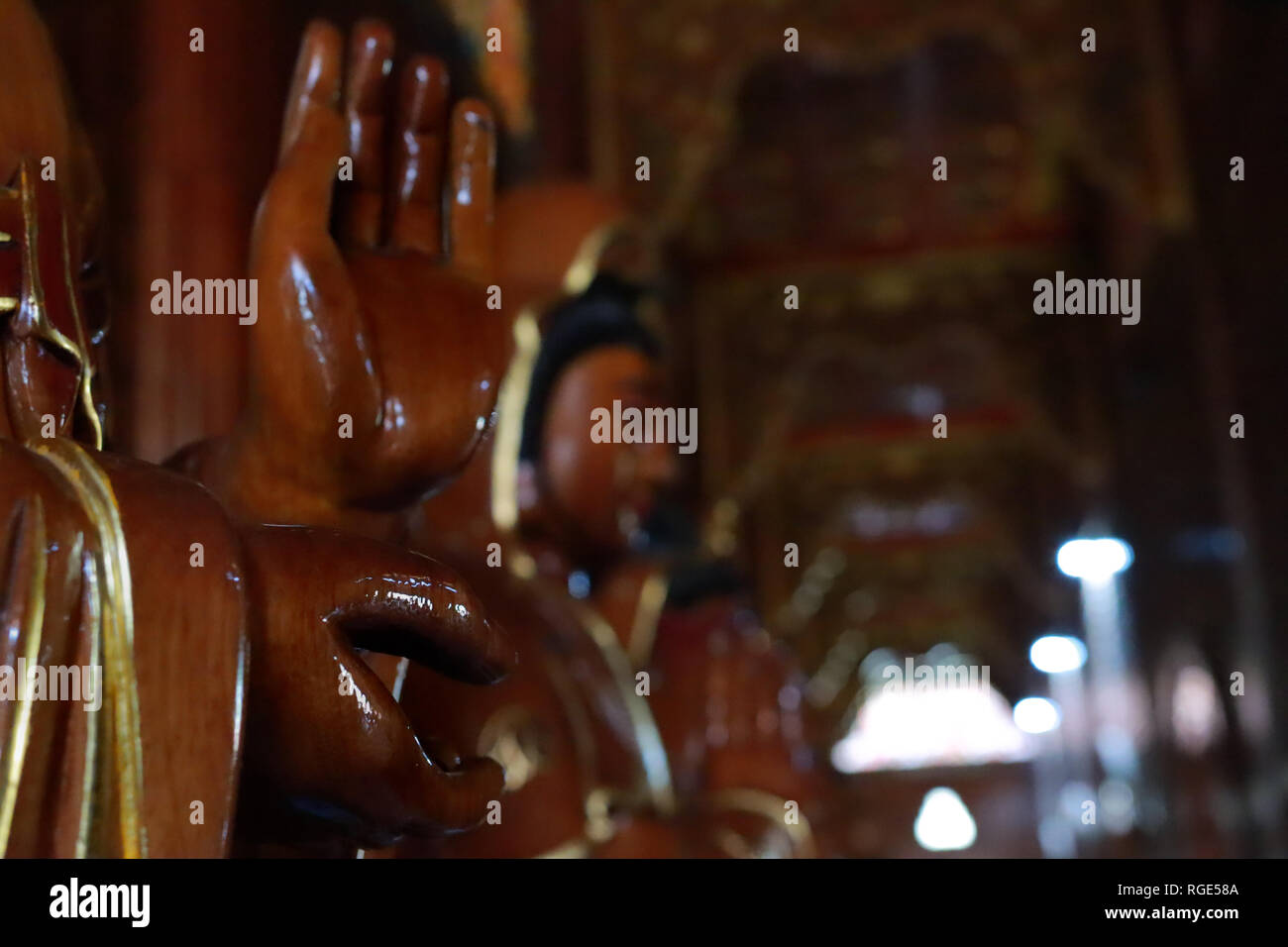 Kanchanaburi. Thailand, Jan 24,2019, Foto der organisierten Hände von Guan Yin Bodhisattva aus Holz geschnitzt. Basierend auf dem Konzept des Buddhismus in Wat Stockfoto