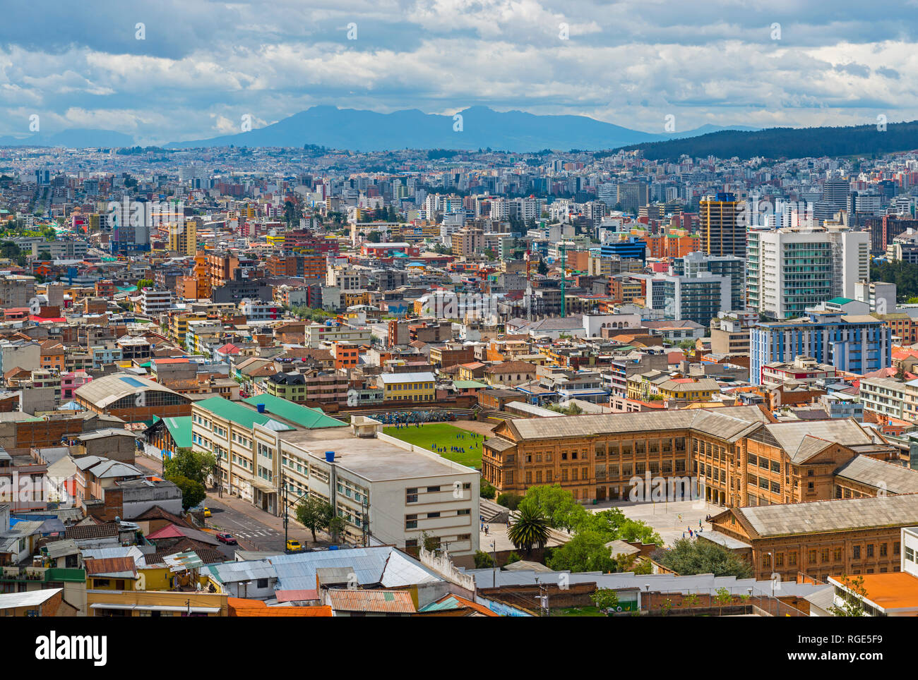 Stadtbild und die Luftaufnahme mit Wolkenkratzern der modernen Stadt Teil von Quito, die Hauptstadt Ecuadors in den Anden, Südamerika. Stockfoto
