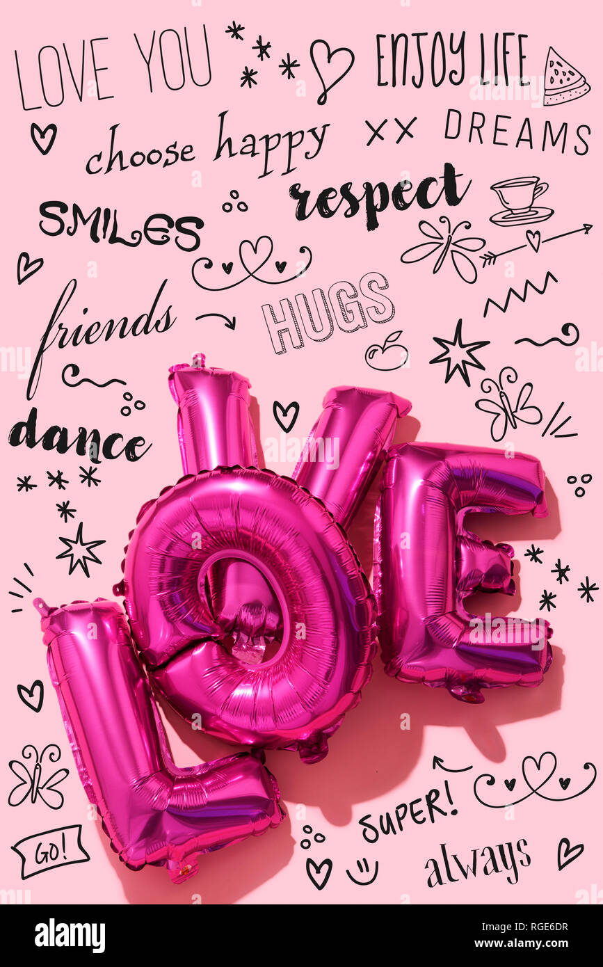 Einige fuchsia Brief-förmige Ballons, die das Wort Liebe, und einige andere Wünsche und Zeichnungen auf einem rosa Hintergrund Stockfoto
