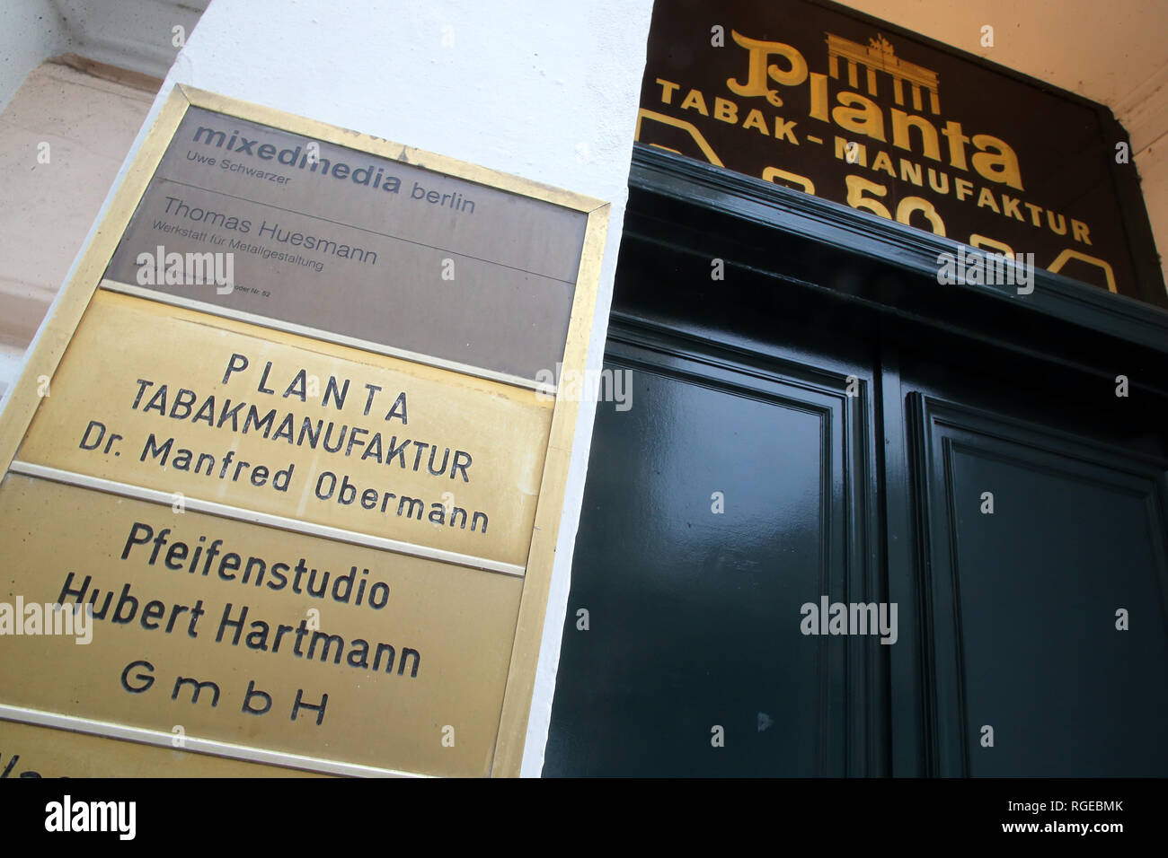 29 Januar 2019, Berlin: eingangsschild der Tabak Herstellung Planta im Bezirk Kreuzberg, bevor das Urteil des Prozesses über Tabak Verbote am 30.01.2019 in Luxemburg. Das Berliner Verwaltungsgericht hatte den spezifischen Fall zu Luxemburg: Planta-Tabak, ein Familienunternehmen, rechtliche Schritte gegen die deutschen Vorschriften zum Verbot aromatisierte Tabak Produkte und das Erscheinungsbild von Tabak Verpackung bezeichnet. Foto: Wolfgang Kumm/dpa Stockfoto