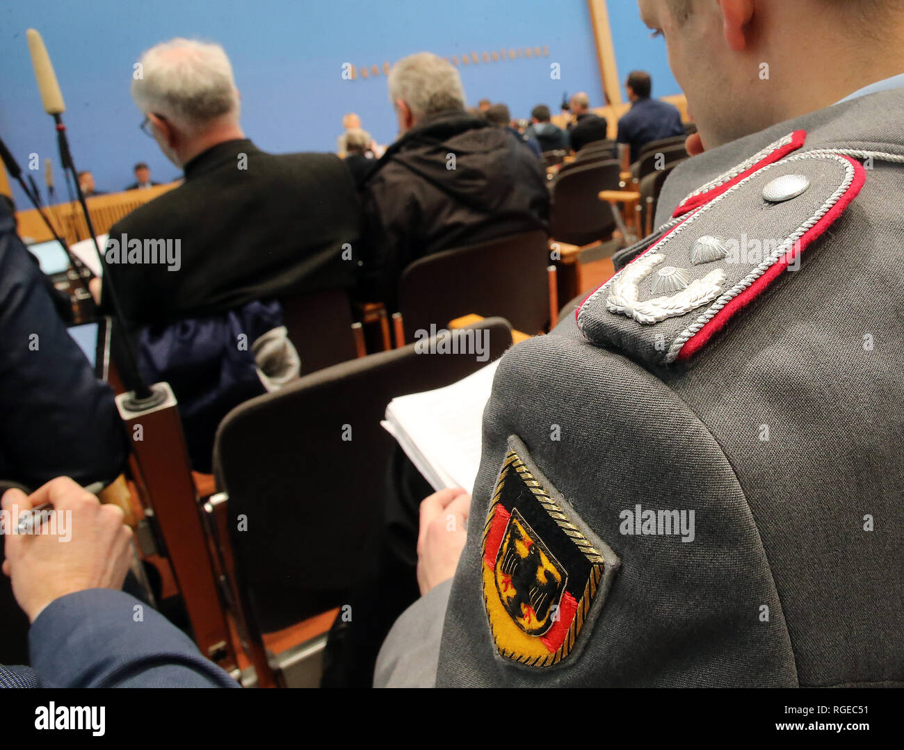 29 Januar 2019, Berlin: ein Oberstleutnant der Bundeswehr folgt die