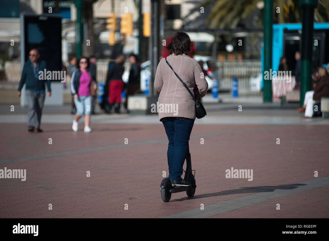 Eine Frau gesehen, die auf einem freien Elektroroller auf dem Platz. Der spanische General Traffic Management wird von nun an einen Führerschein für die elektroroller und eine Versicherung unter anderem Maßnahmen bedarf, entsprechend einer neuen Dekret von der spanischen Regierung. In den letzten Monaten hat mehr Unfälle mit Elektroroller passiert, und ein Tod im vergangenen Jahr. Die Regierung erwarten, wie dies der Verwendung dieser Transporte zu regulieren und die Sicherheit verbessern. Stockfoto