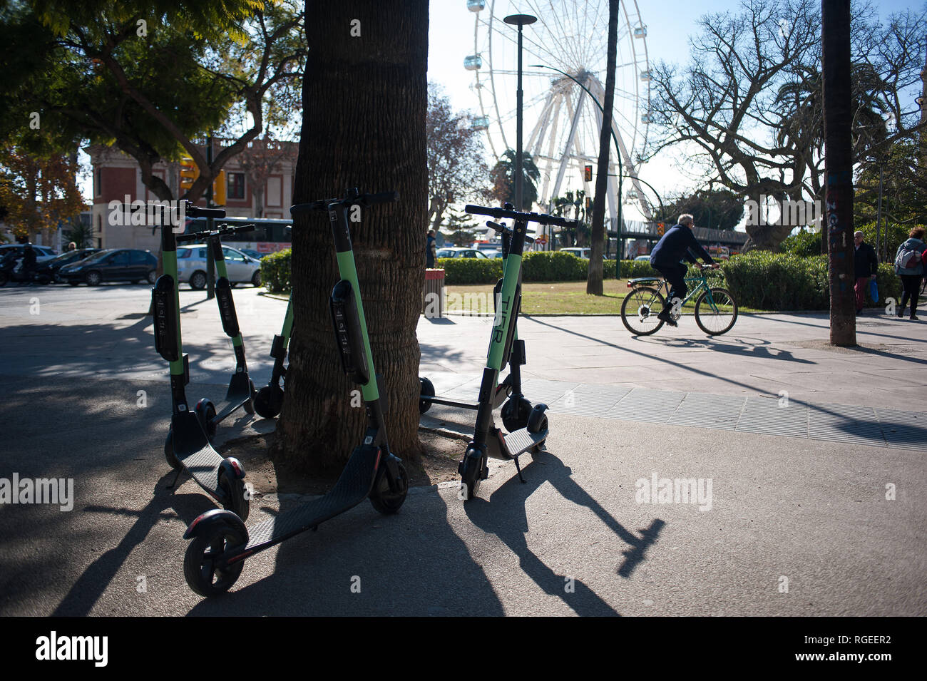 Kostenlose Scooter sind zu sehen auf der Straße geparkt. Der spanische General Traffic Management wird von nun an einen Führerschein für die elektroroller und eine Versicherung unter anderem Maßnahmen bedarf, entsprechend einer neuen Dekret von der spanischen Regierung. In den letzten Monaten hat mehr Unfälle mit Elektroroller passiert, und ein Tod im vergangenen Jahr. Die Regierung erwarten, wie dies der Verwendung dieser Transporte zu regulieren und die Sicherheit verbessern. Stockfoto