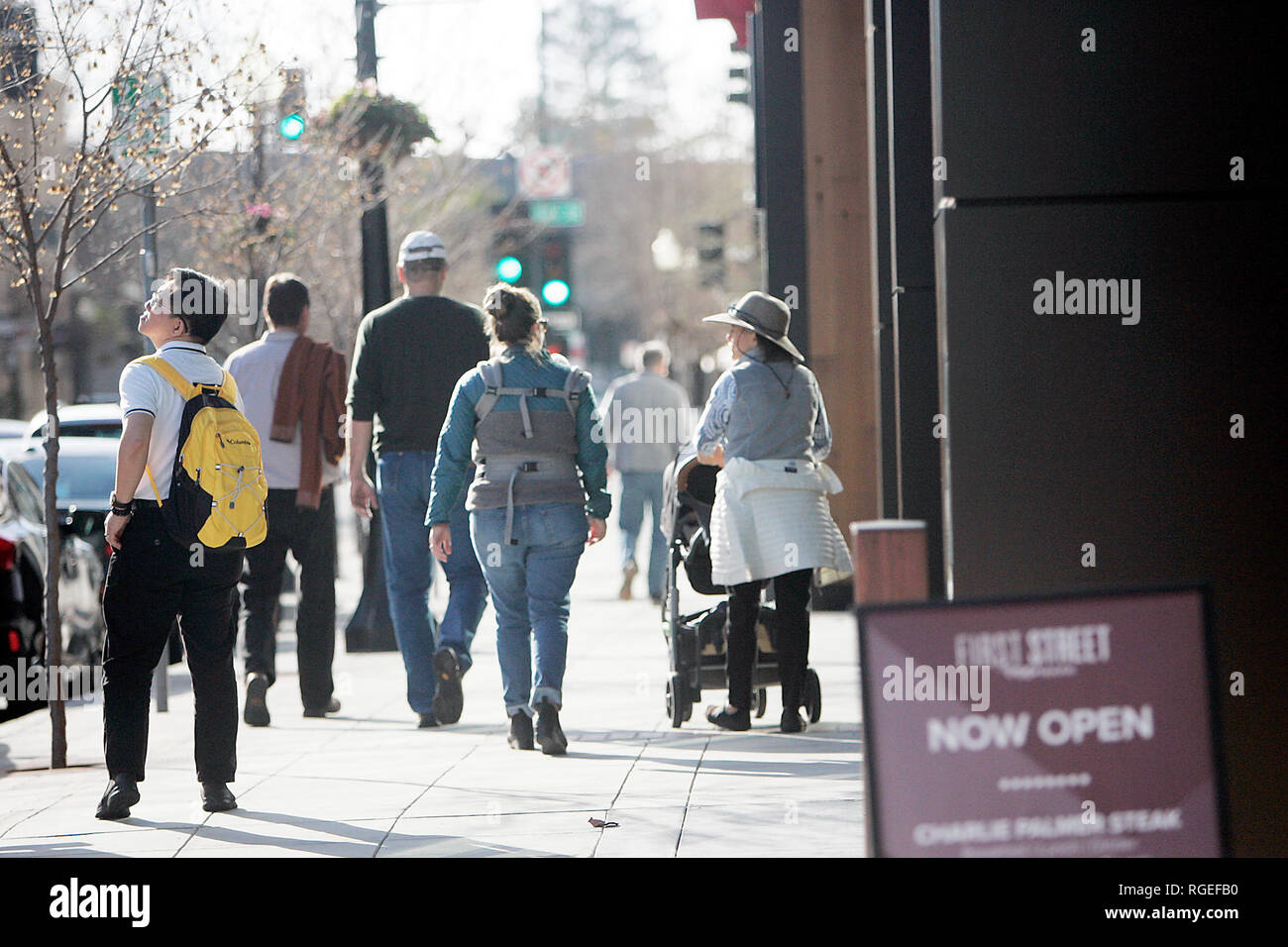 Napa, CA, USA. 10 Jan, 2019. Besucher entlang der ersten Street in Downtown Napa, wo eine Reihe von etablierten ländlichen Weingüter eröffnet wird Verkostung Zimmer der steigenden Nachfrage gerecht zu werden. Credit: Napa Senke-Register/ZUMA Draht/Alamy leben Nachrichten Stockfoto