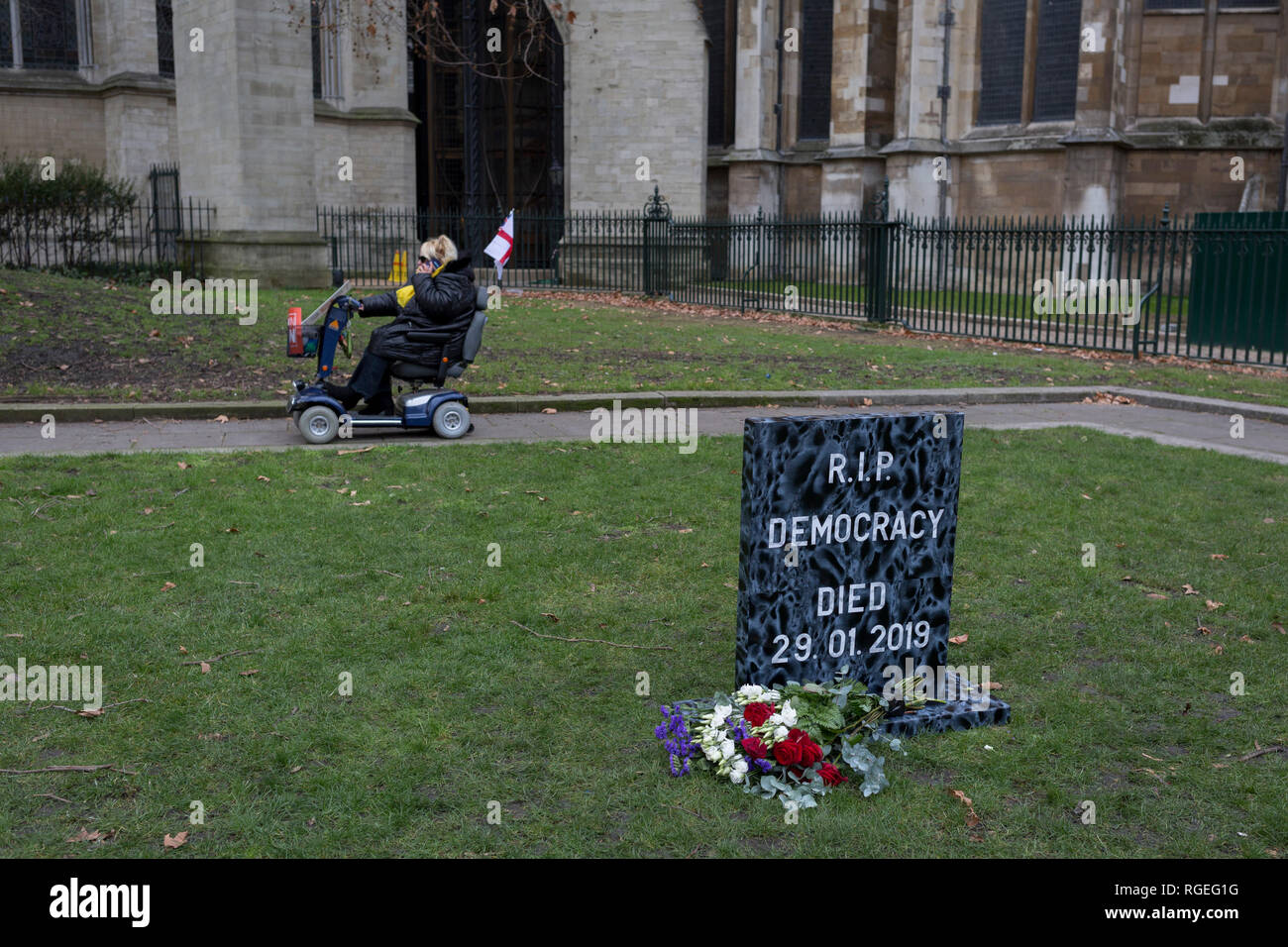 London, Großbritannien. 29. Januar, 2019. An dem Tag, an dem das britische Parlament wieder einmal Stimmen über eine Änderung des Premierministers Theresa's kann Brexit beschäftigen, dass ein weiterer Verhandlungen mit der EU in Brüssel, einer rechtsextremen pro-israelisch bleiben Ihre Mobilität scooter Antriebe Vergangenheit ein Denkmal der Demokratie außerhalb der Unterhaus, den 29. Januar 2019, in Westminster, London, England. Foto von Richard Baker/Alamy Leben Nachrichten. Stockfoto