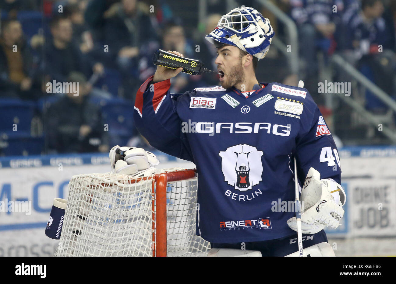 Berlin, Deutschland. 29 Jan, 2019. Eishockey: DEL, Eisbären Berlin - EHC Red Bull München, Hauptrunde, 44. Spieltag. Berlin Torwart Kevin Poulin Getränke auf dem Eis. Credit: Andreas Gora/dpa/Alamy leben Nachrichten Stockfoto