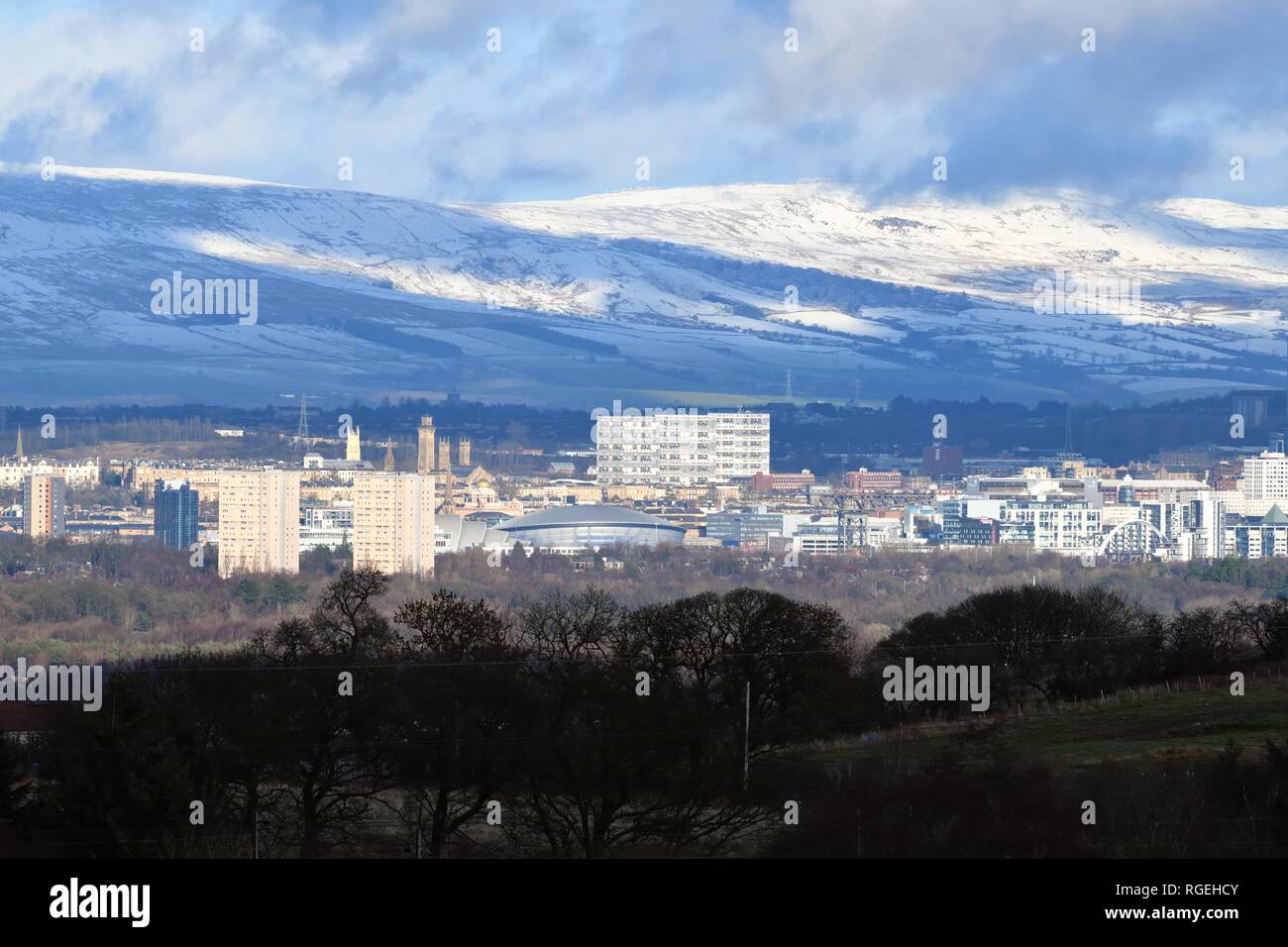 Glasgow, Schottland, Großbritannien, Europa. Schnee fiel in der Gegend von Glasgow, aber es liegt in den Hügeln um die Stadt, die am schlimmsten betroffen sind. Hier sind die Campsie Fells weiß mit Schnee und sitzen hinter dem Stadtzentrum. Stockfoto