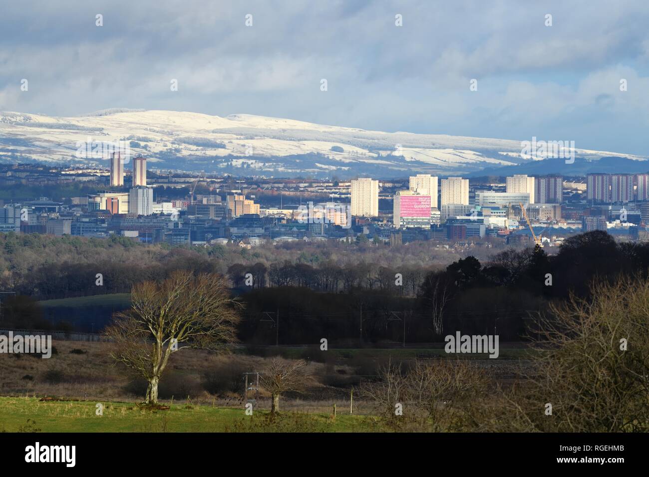 Glasgow, Schottland, Großbritannien, Europa. Schnee fiel in der Gegend von Glasgow, aber es liegt in den Hügeln um die Stadt, die am schlimmsten betroffen waren. Hier sind die Campsie Fells weiß mit Schnee und sitzen hinter dem Stadtzentrum. Stockfoto