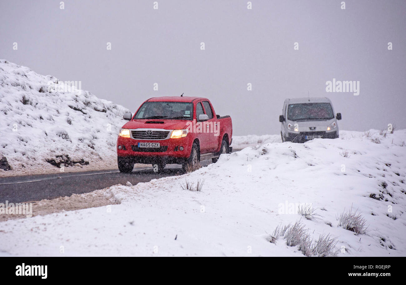 Abergwynfi, South Wales, UK. 29. Januar, 2019. Autofahrer mutig die verräterische Ein 4107 Cwmavon Valley Road in der Nähe von Abergwynfi in der Afan Forest Park, South Wales heute Nachmittag als das Gebiet wurde mit starker Schneefall getroffen. Credit: Phil Rees/Alamy leben Nachrichten Stockfoto