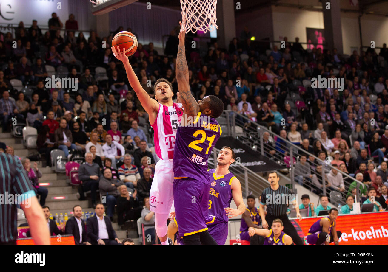 Bonn, Deutschland, 29. Januar 2019, Basketball, Champions League, Telekom Baskets Bonn vs Hapoel Unet Holon: Jarelle Reischel (Bonn) und Shawn Jones (Hapoel Holon) konkurrieren. Credit: Jürgen Schwarz/Alamy leben Nachrichten Stockfoto