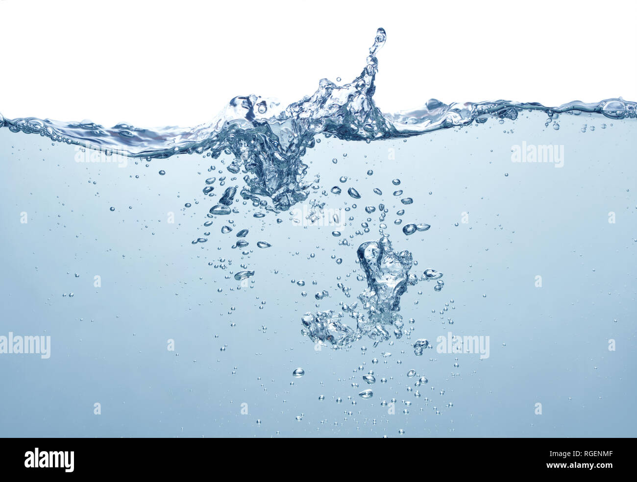 Blaues Wasser mit Luftblasen auf weißem Hintergrund Stockfoto