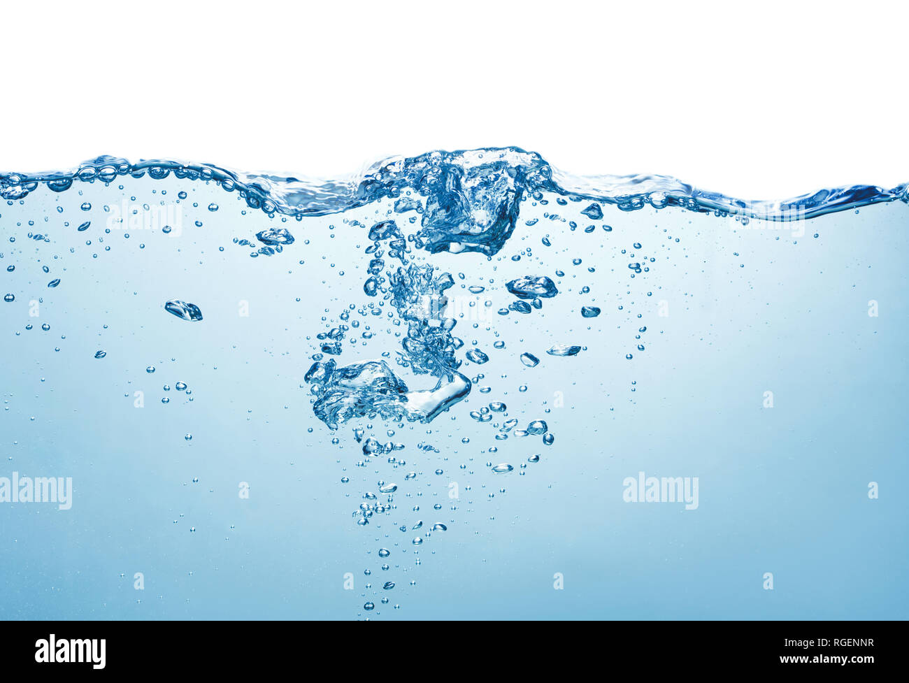 Blaues Wasser mit Luftblasen auf weißem Hintergrund Stockfoto