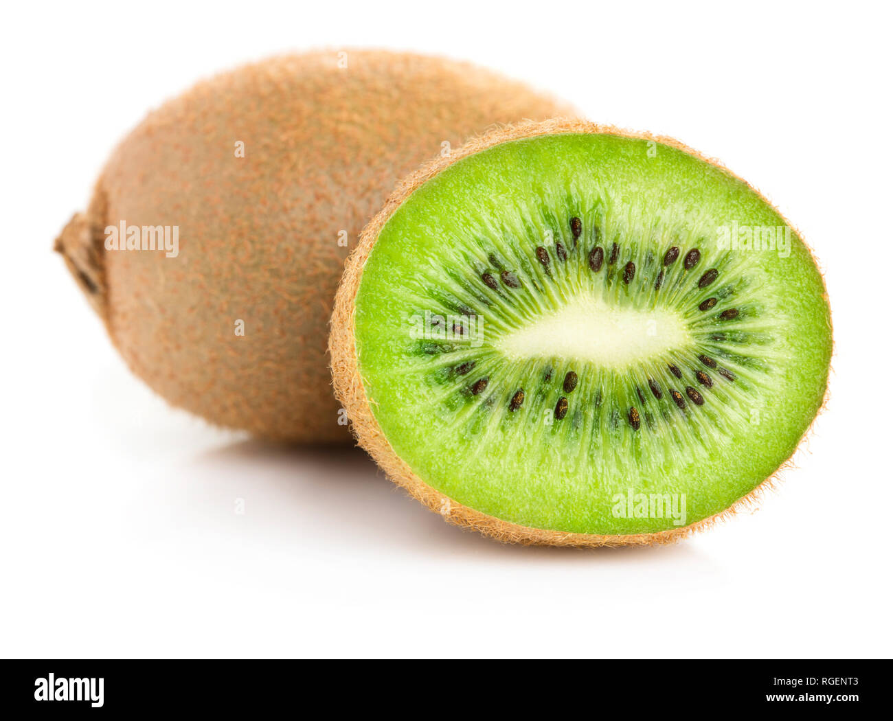 Frische reife Kiwis auf weißem Hintergrund Stockfoto