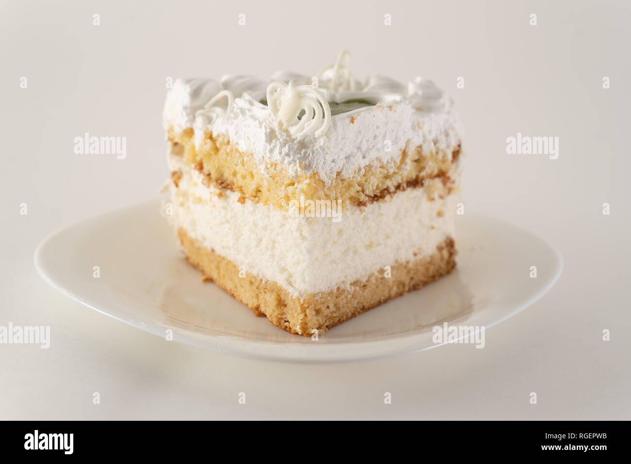 Stück Kuchen auf einem weißen Teller Schuß von der Seite Stockfoto