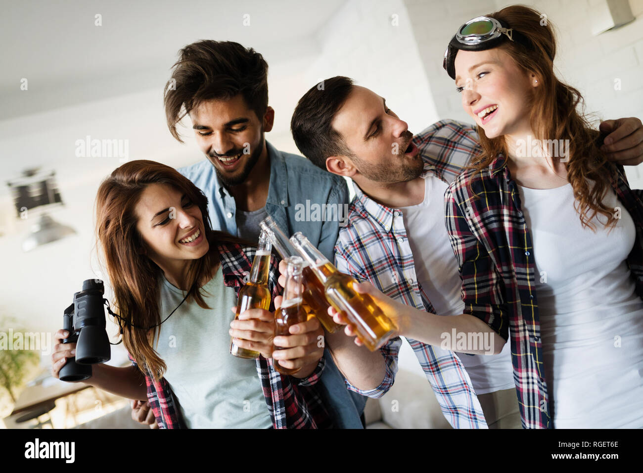 Kleine Gruppe von jungen Menschen in das Haus party, Freunde, Spaß haben Stockfoto