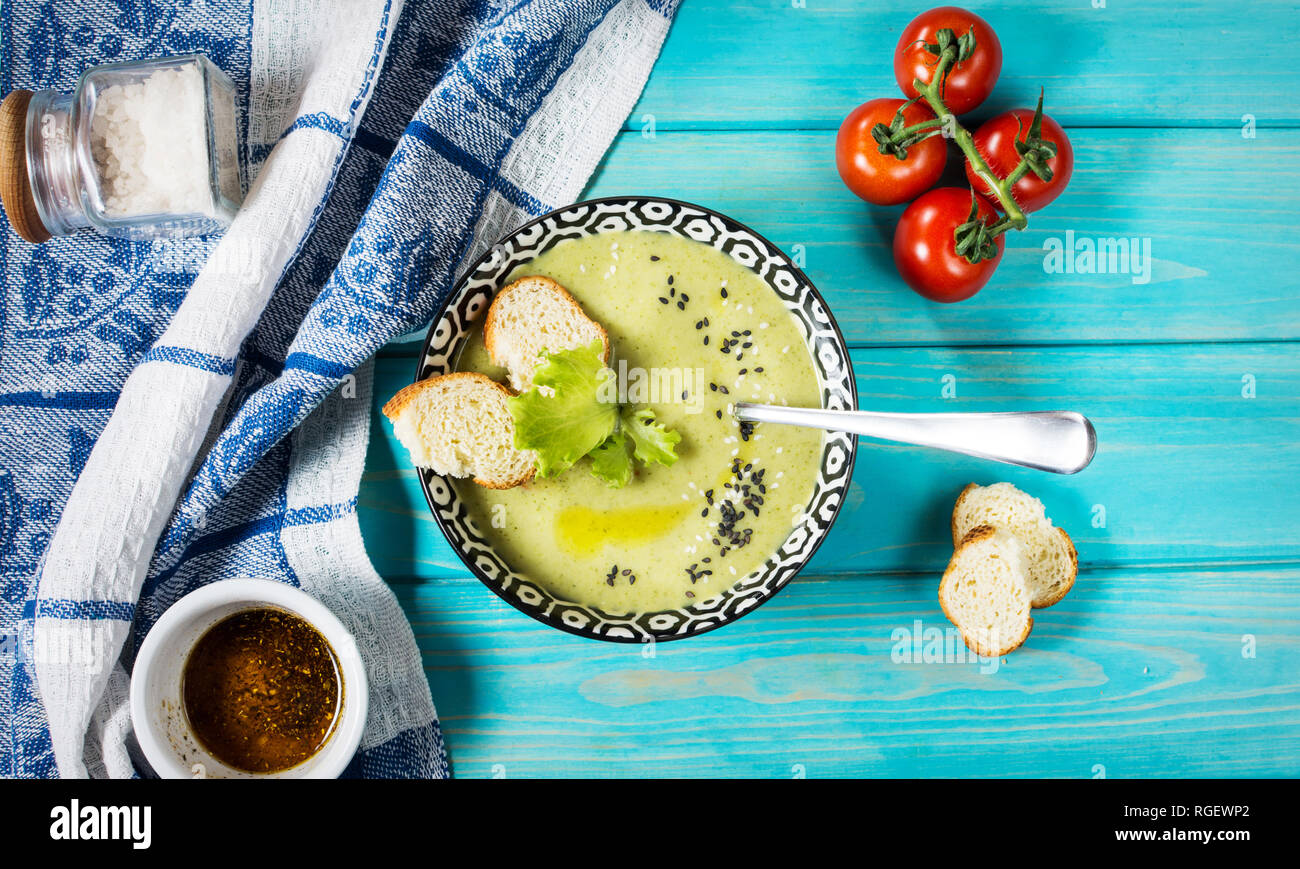 Gesunde detox Brokkoli green Creme Suppe in einer Schüssel auf Blau Holz Tisch. Ansicht von oben Stockfoto