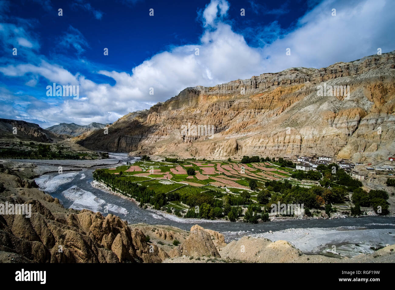 Blick auf das Dorf und die landwirtschaftliche Umgebung mit Buchweizen und Gerste Felder im oberen Mustang Stockfoto