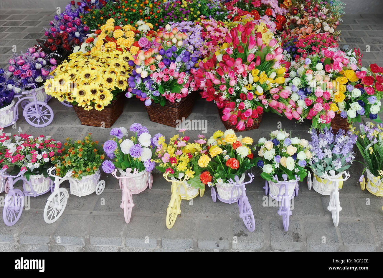 Schöne bunte künstliche Blumen im Topf. blumen Dekor Stockfotografie - Alamy