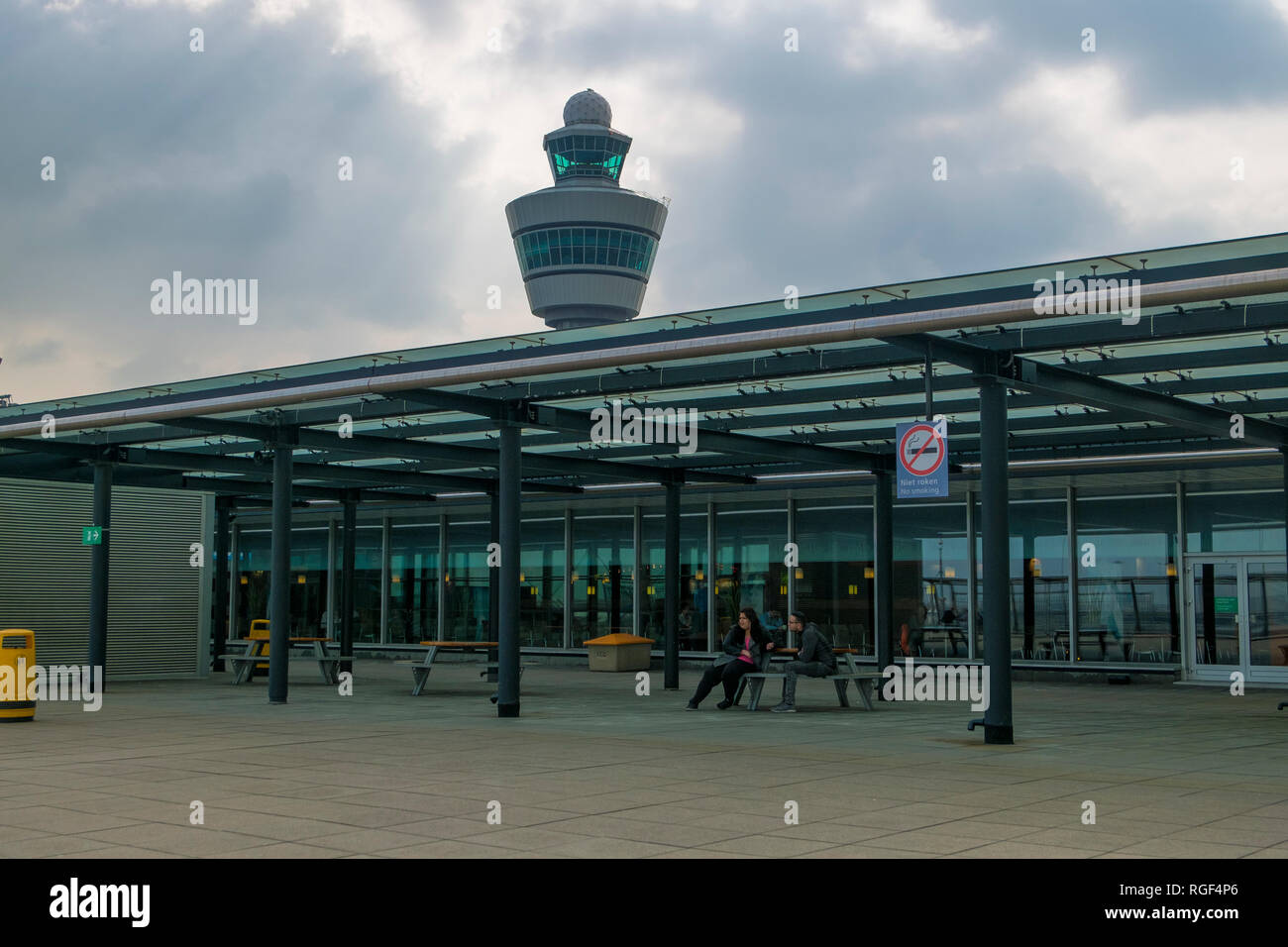 Auf der Ebene Aussichtsplattform am Flughafen Schiphol in Amsterdam in den Niederlanden. Stockfoto