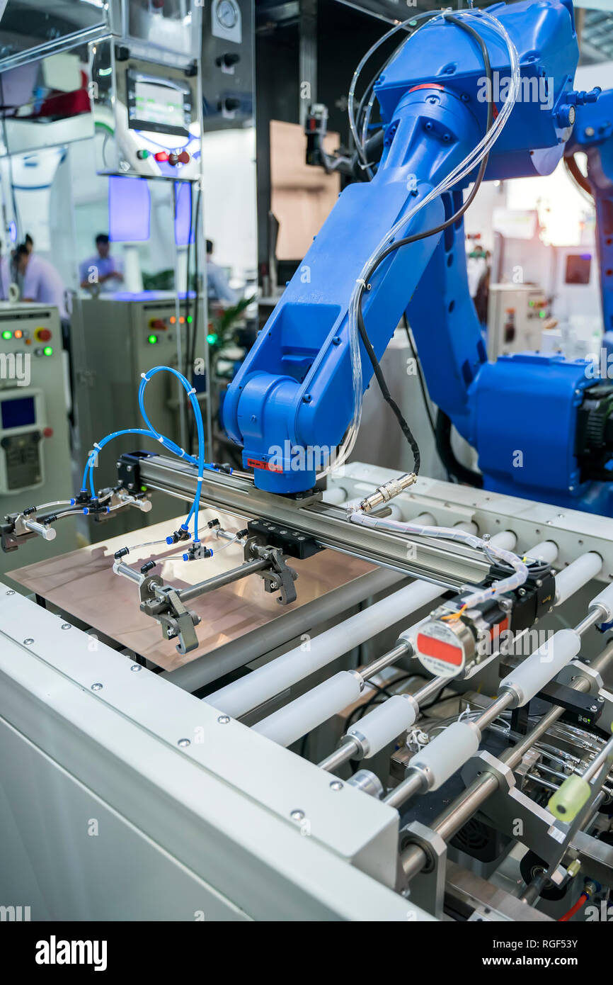 PCB Bearbeitung auf CNC-Maschine, Herstellung von elektronischen Bauelementen in Hightech-Fabrik Stockfoto