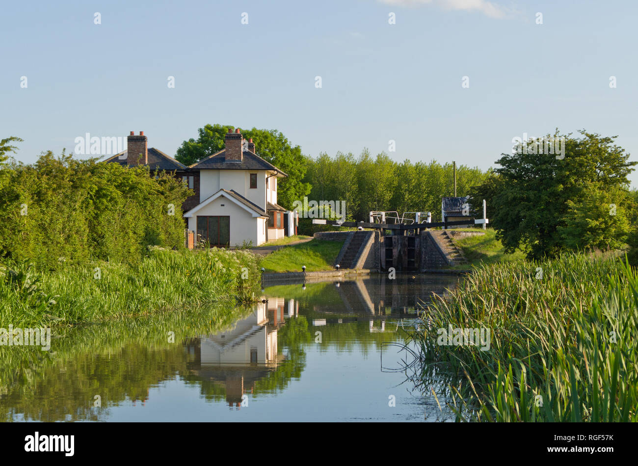 Ist ein altes Schleusenwärter cottage am Grand Union Canal an Rothersthorpe, Northamptonshire, Großbritannien; renoviert und erweitert, um eine Familie zu Hause zu bieten. Stockfoto