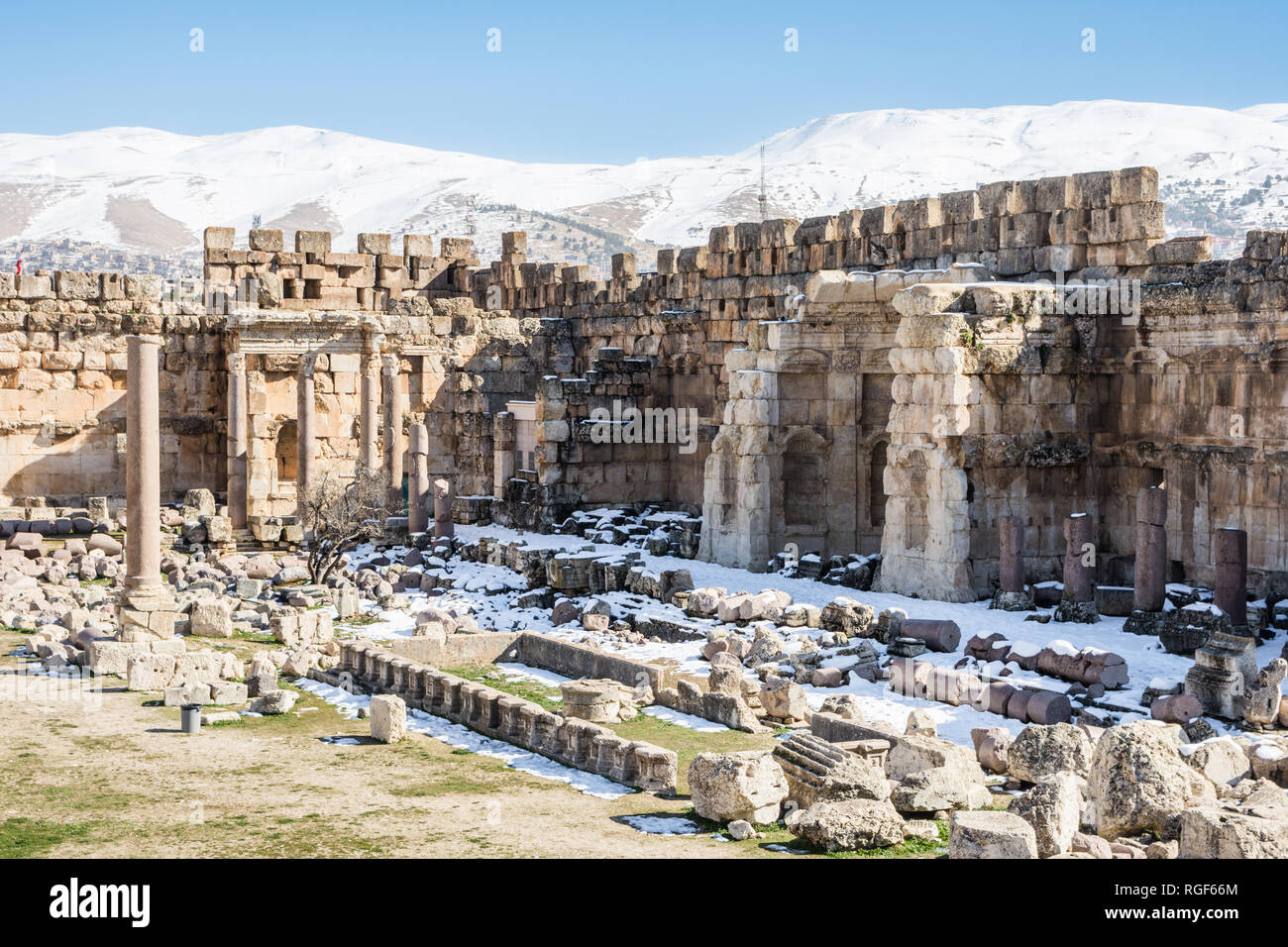 South Vorhalle, der große Hof mit dem Schnee bedeckt Anti-libanon Gebirge (östlichen), Heliopolis römische Ruinen, Baalbek, Libanon Stockfoto