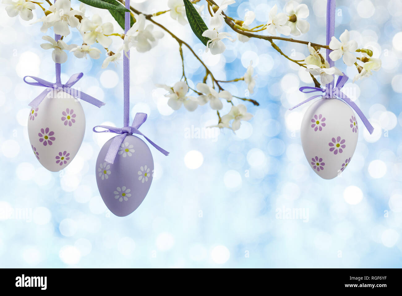 Frühling Blumen und bunte Ostern Eiern Rahmen. Stockfoto