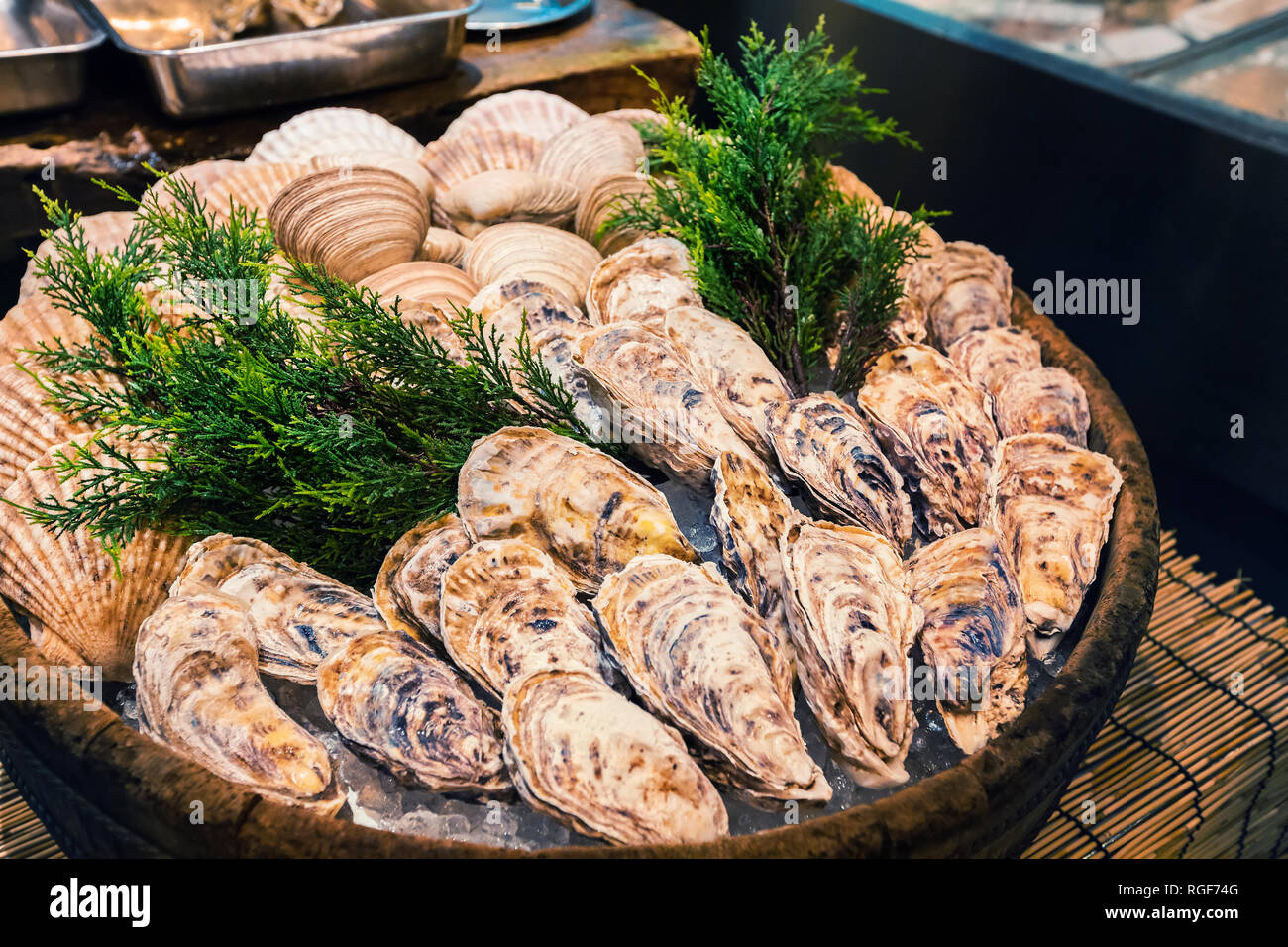 Frische Austern auf Eis wie Street Food an Nishiki Markt, Kyoto, Japan Stockfoto