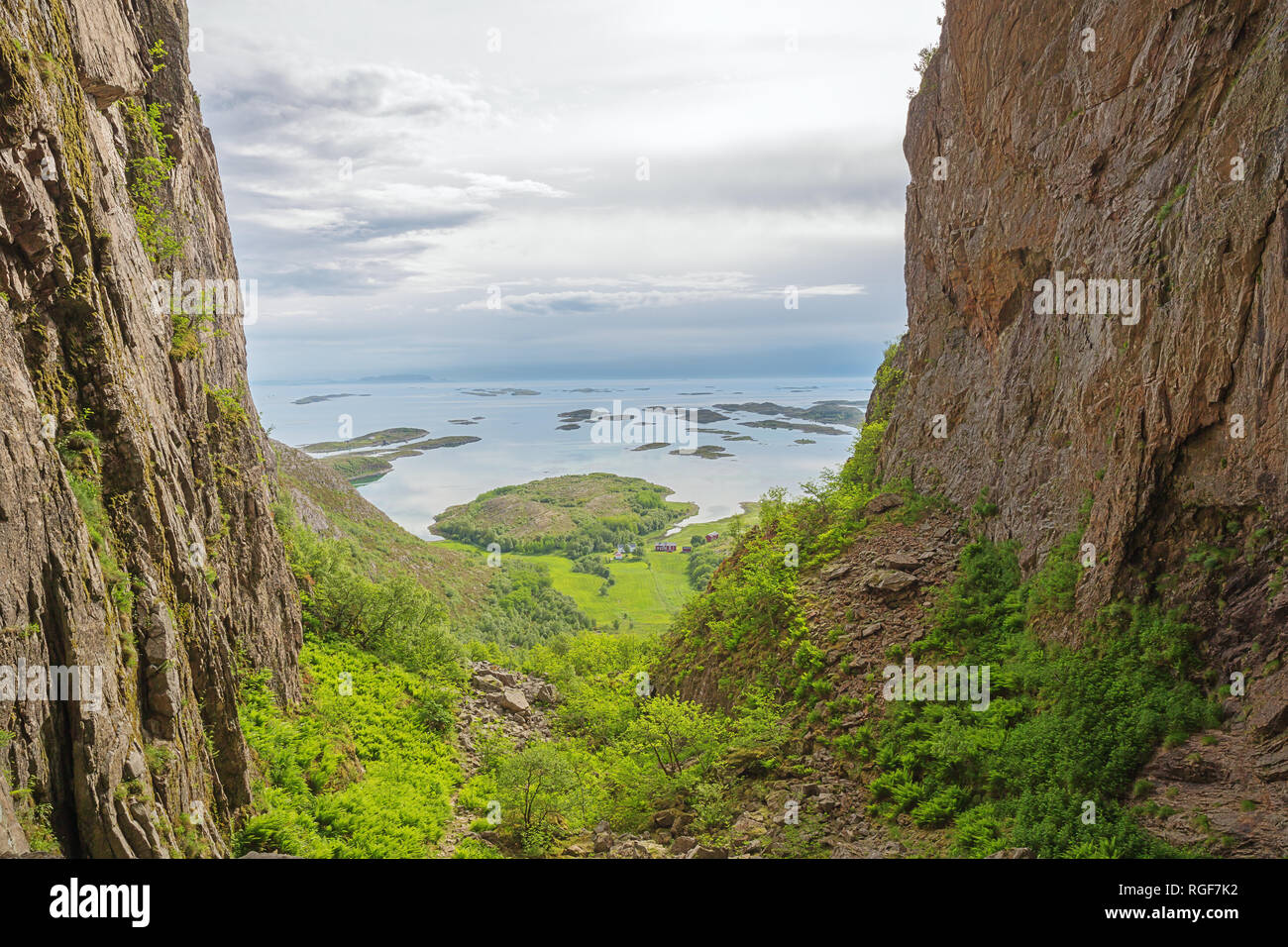 Aus dem Tunnel durch den Torghatten, unten an der Küste Stockfoto