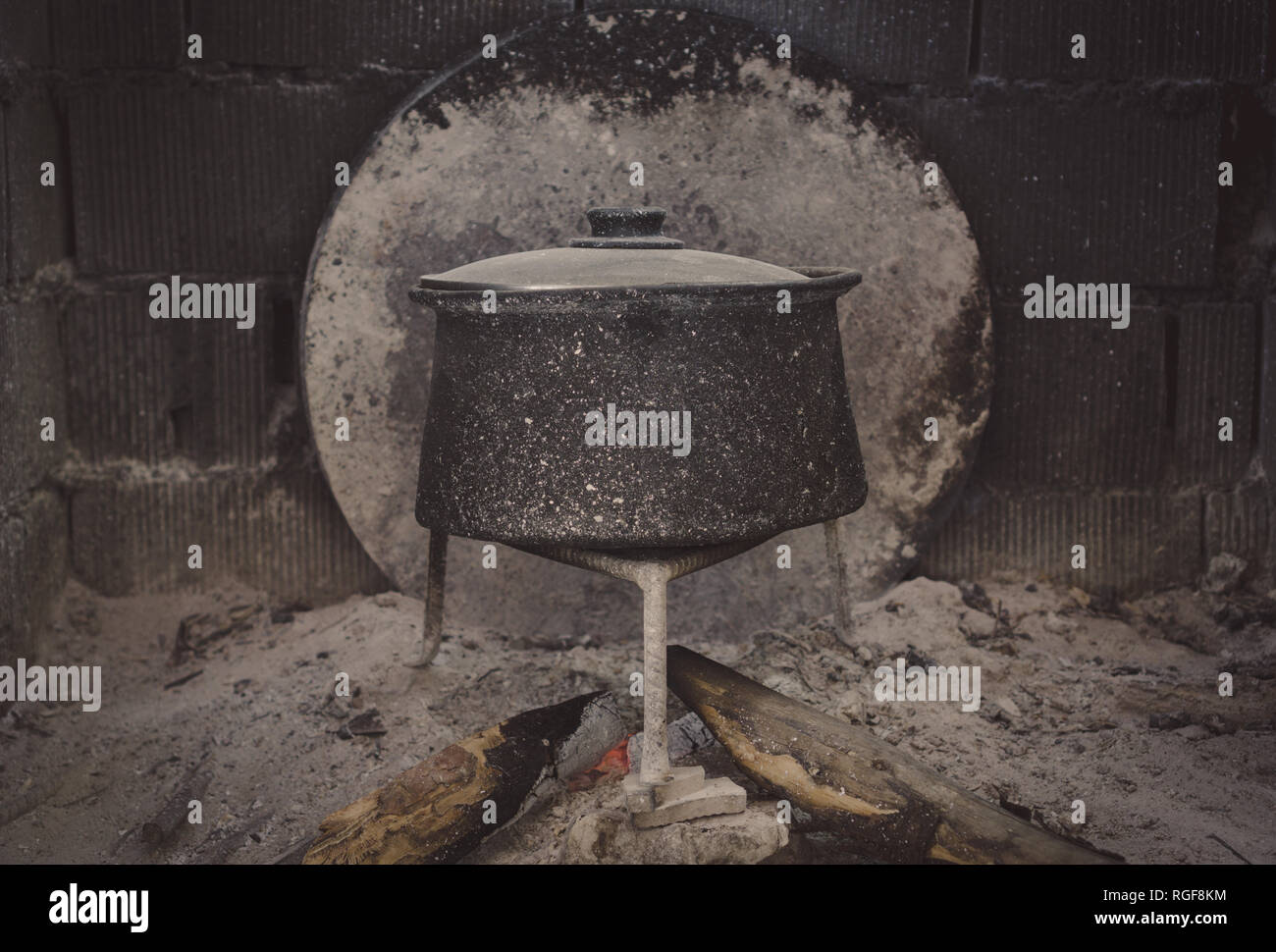 Kamin mit topf Fotos und Bildmaterial in hoher Auflösung Alamy