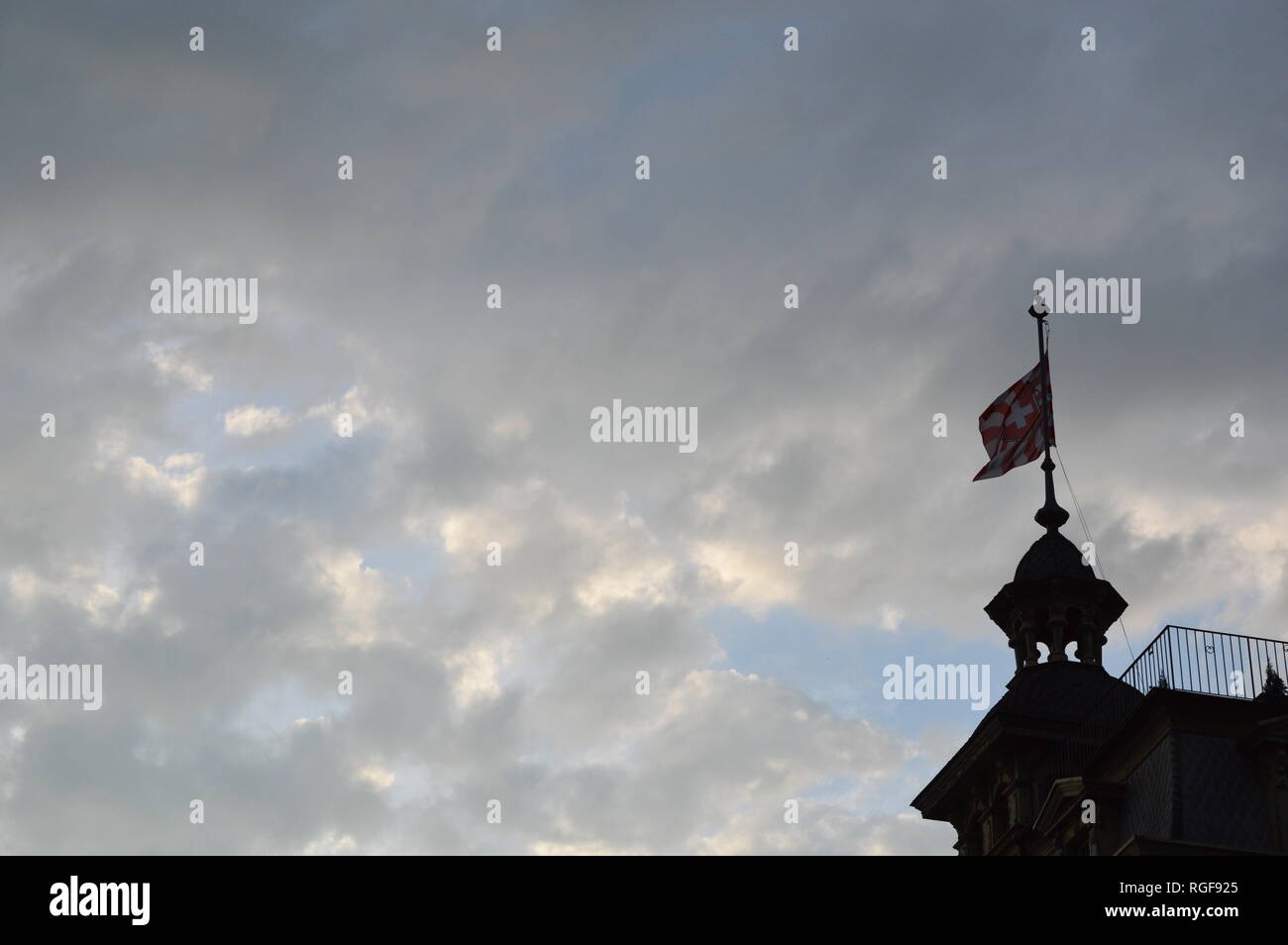 Schweizer Fahne auf dem Gebäude in Interlaken, Schweiz Stockfoto